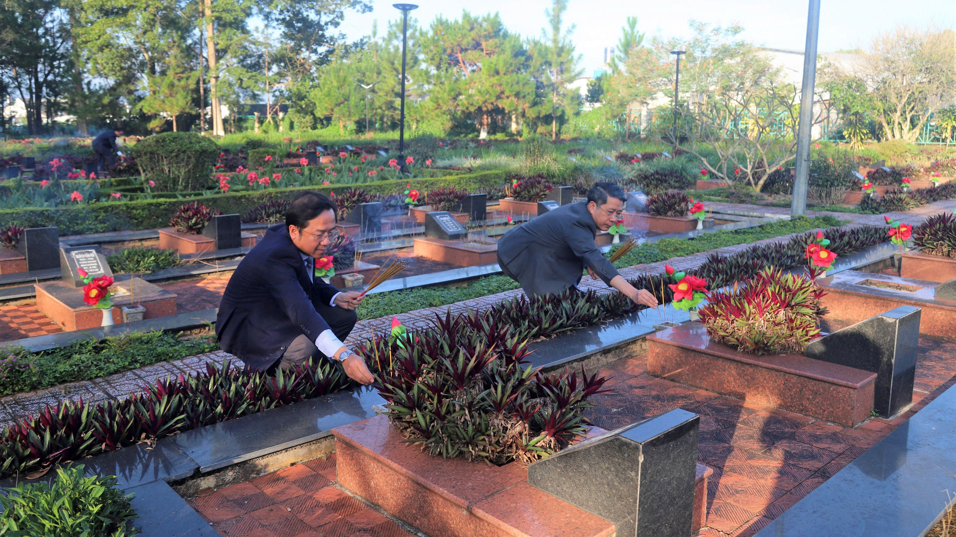 Bí thư Thành ủy Bảo Lộc Tôn Thiện Đồng và Chủ tịch UBND TP Bảo Lộc Ngô Văn Ninh dâng hương tại phần mộ các anh hùng liệt sĩ