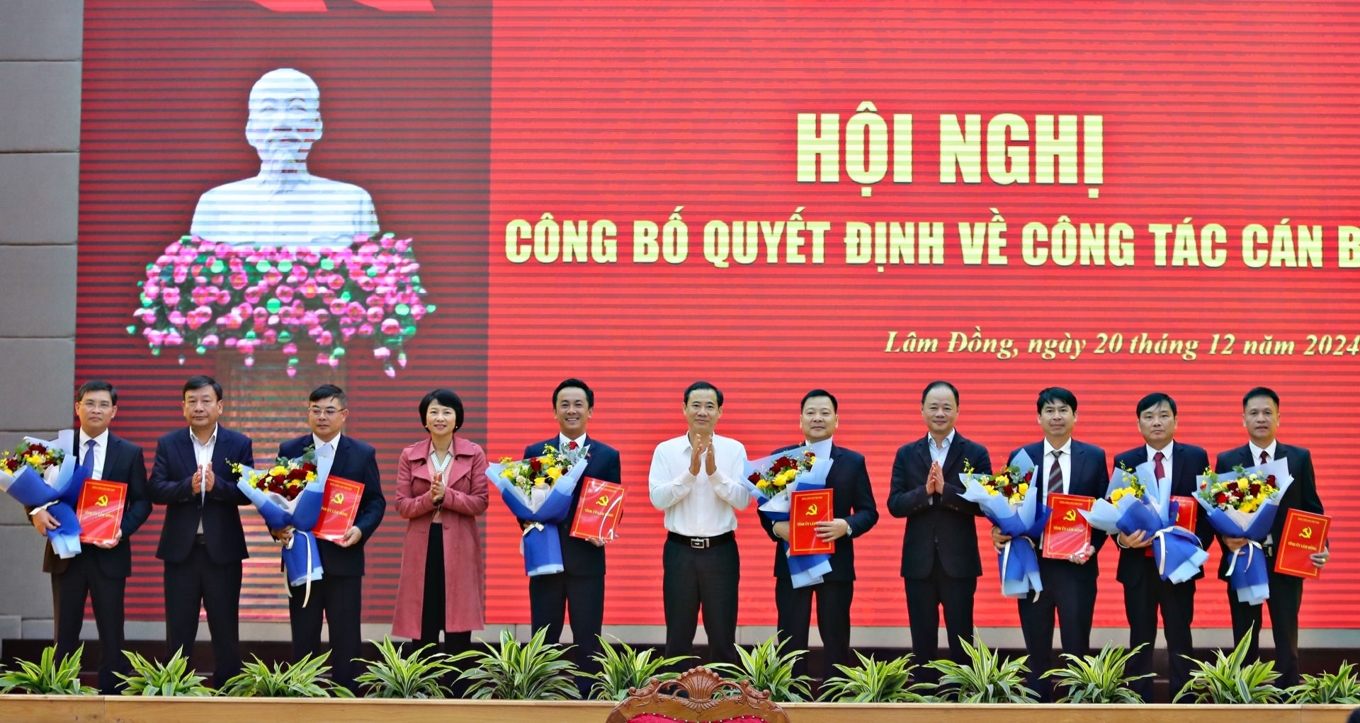 Lãnh đạo Tỉnh uỷ, UBND tỉnh trao Quyết định bổ nhiệm, điều đồng, chúc mừng 7 đồng chí