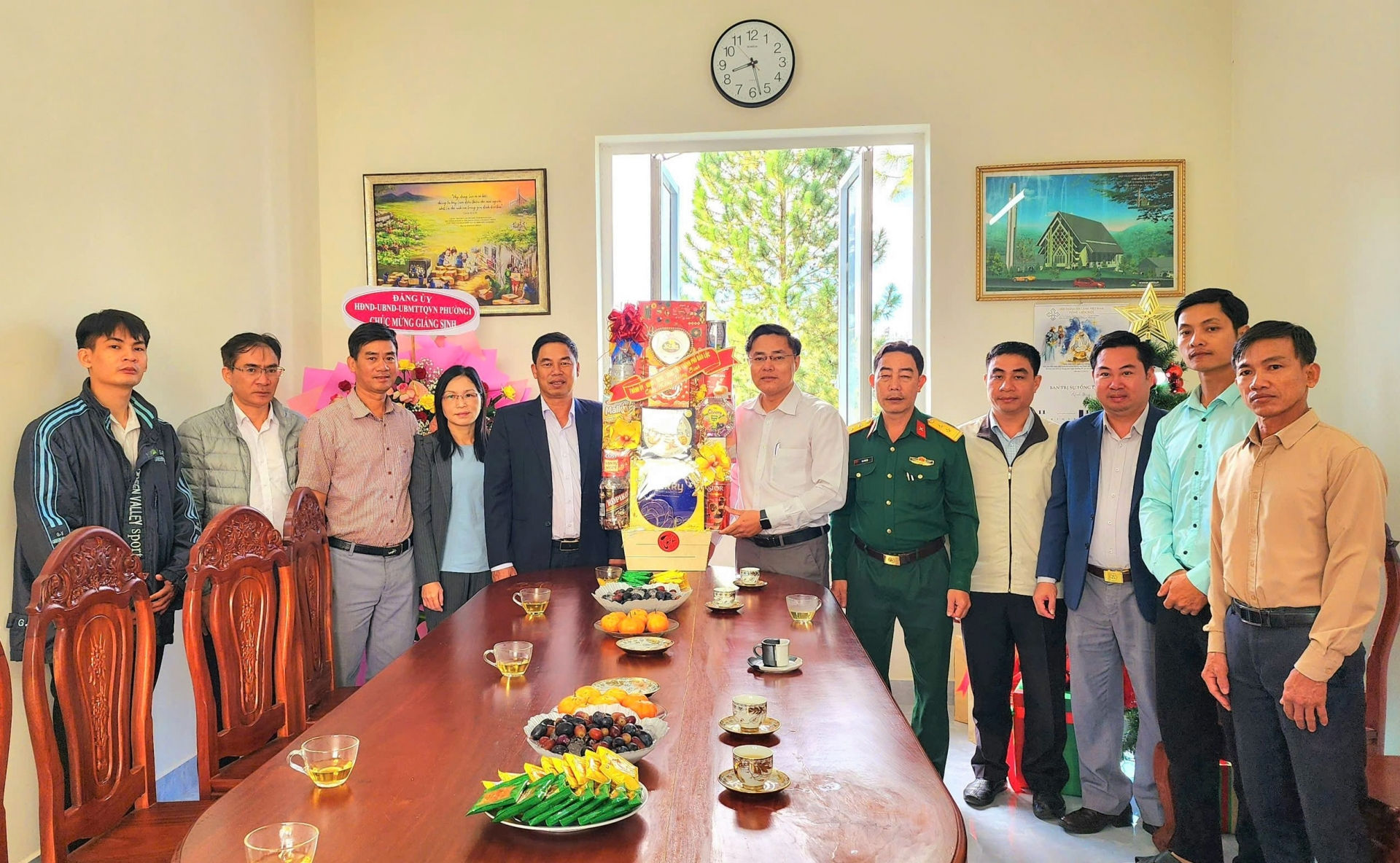 Đồng chí Nghiêm Xuân Đức - Phó Bí thư Thường trực Thành ủy, Chủ tịch HĐND TP Bảo Lộc đến thăm, tặng quà chúc mừng Giáng sinh tới các vị linh mục, mục sư tại các cơ sở tôn giáo trên địa bàn thành phố