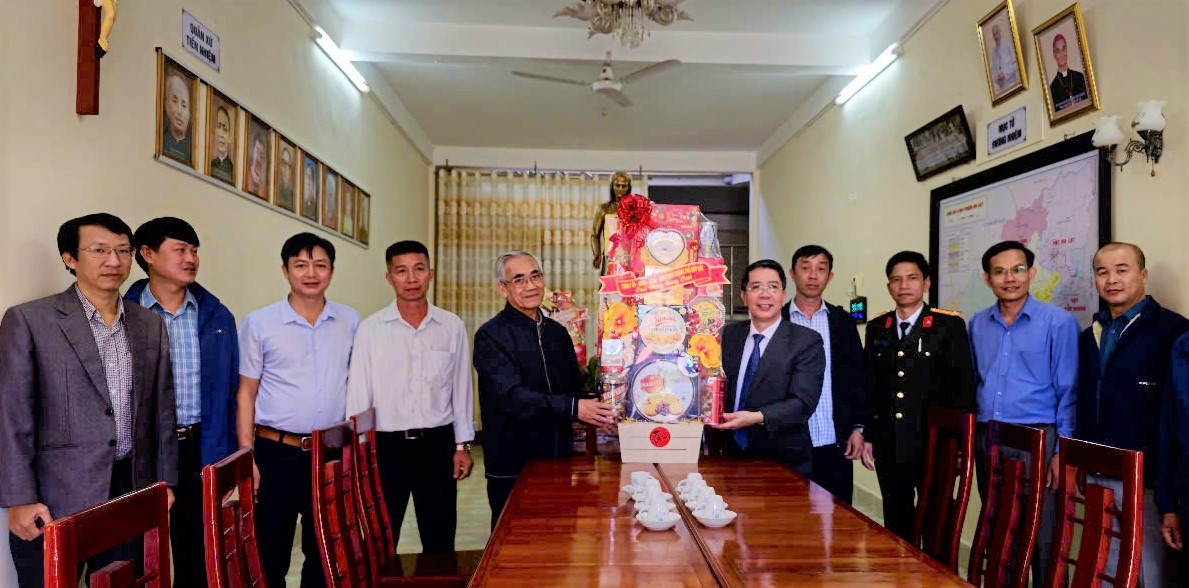 Đồng chí Nghiêm Xuân Đức - Phó Bí thư Thường trực Thành ủy, Chủ tịch HĐND TP Bảo Lộc đến thăm, tặng quà chúc mừng Giáng sinh tới các vị linh mục, mục sư tại các cơ sở tôn giáo