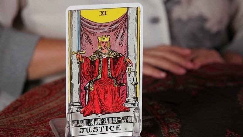 Justice Tarot là gì? Ý nghĩa lá bài Justice Tarot 2023 - JobsGO Blog