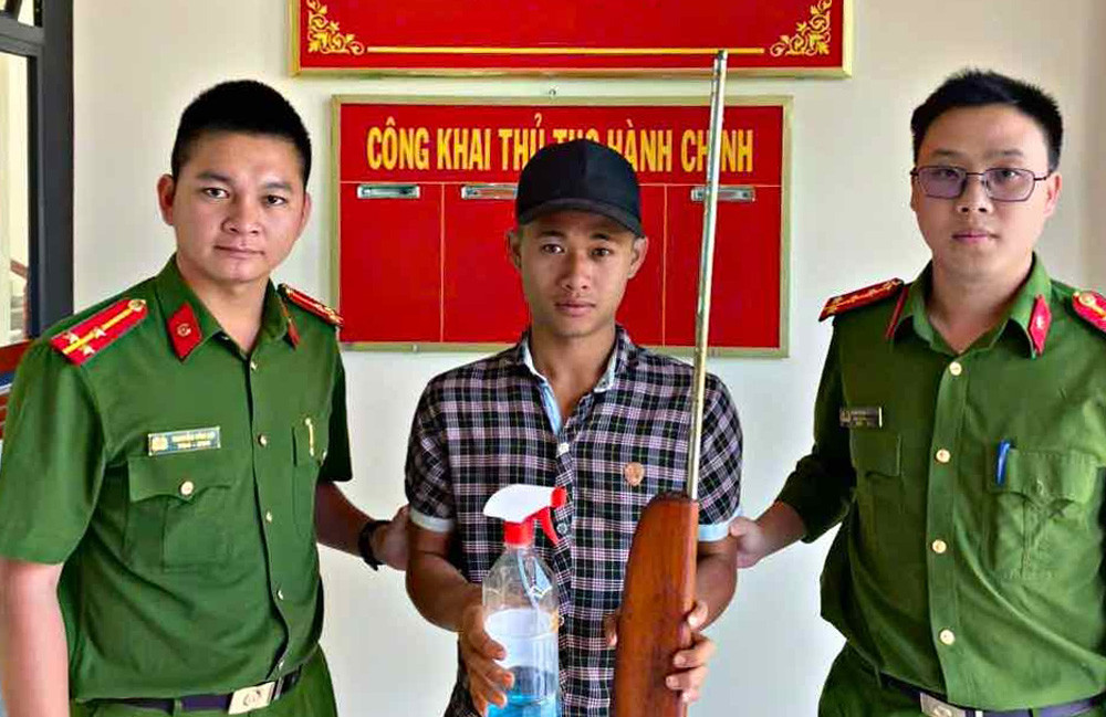 Hai trường hợp tàng trữ súng tự chế Công an vừa thu giữ, xử lý theo quy định. Ảnh: Công an Lâm Hà