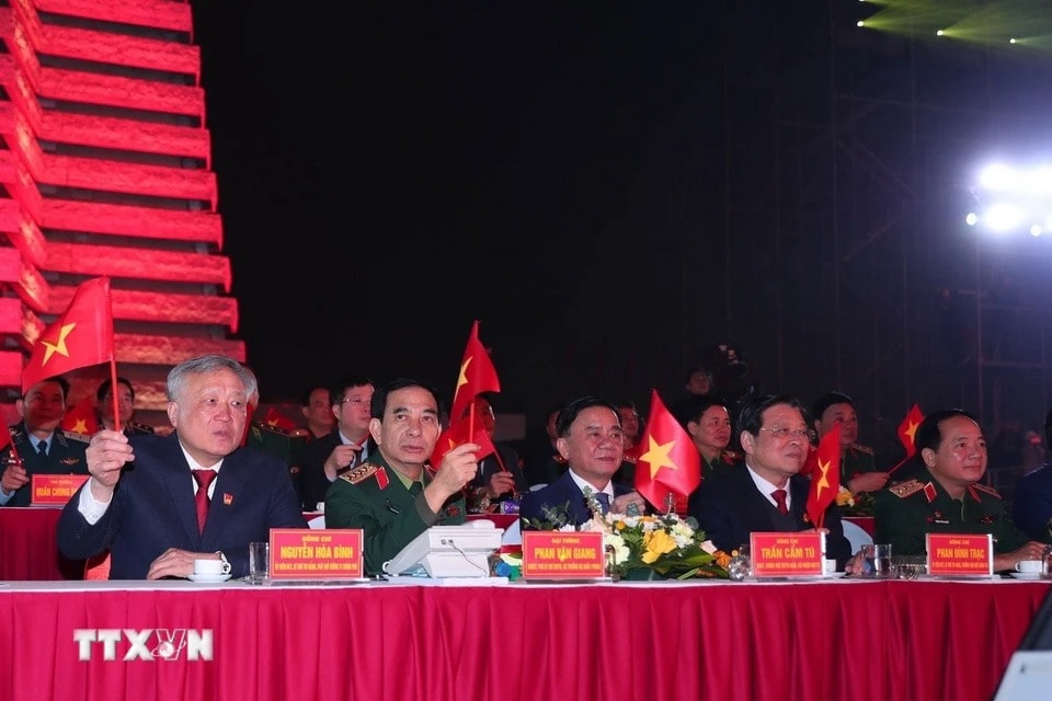 ttxvn-nghe-thuat-chinh-luan-6-re.jpg