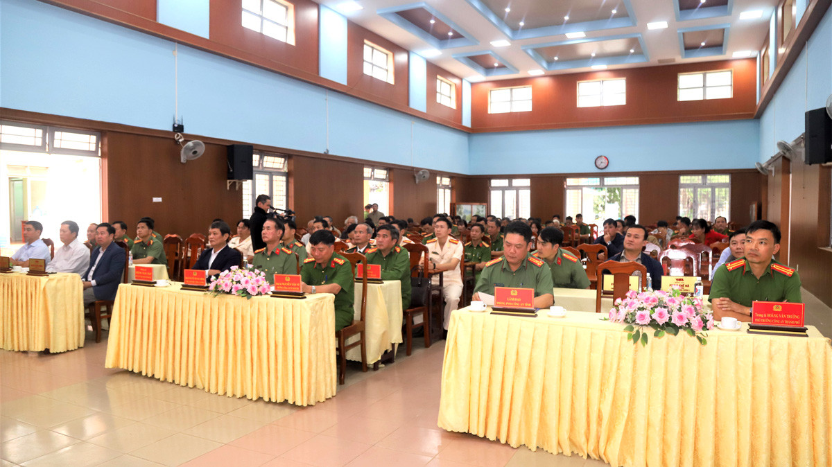 Các đại biểu dự lễ công bố Quyết định