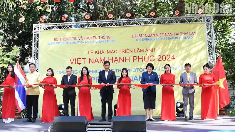 Lễ cắt băng khai mạc Triển lãm ảnh “Việt Nam hạnh phúc - Happy Vietnam” năm 2024 tại thủ đô Bangkok, Thái Lan. 