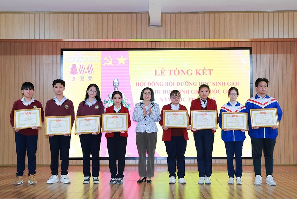 Bà Lê Thái Loan - Trưởng phòng GDTrH trao Giấy khen cho học sinh Đội tuyển.