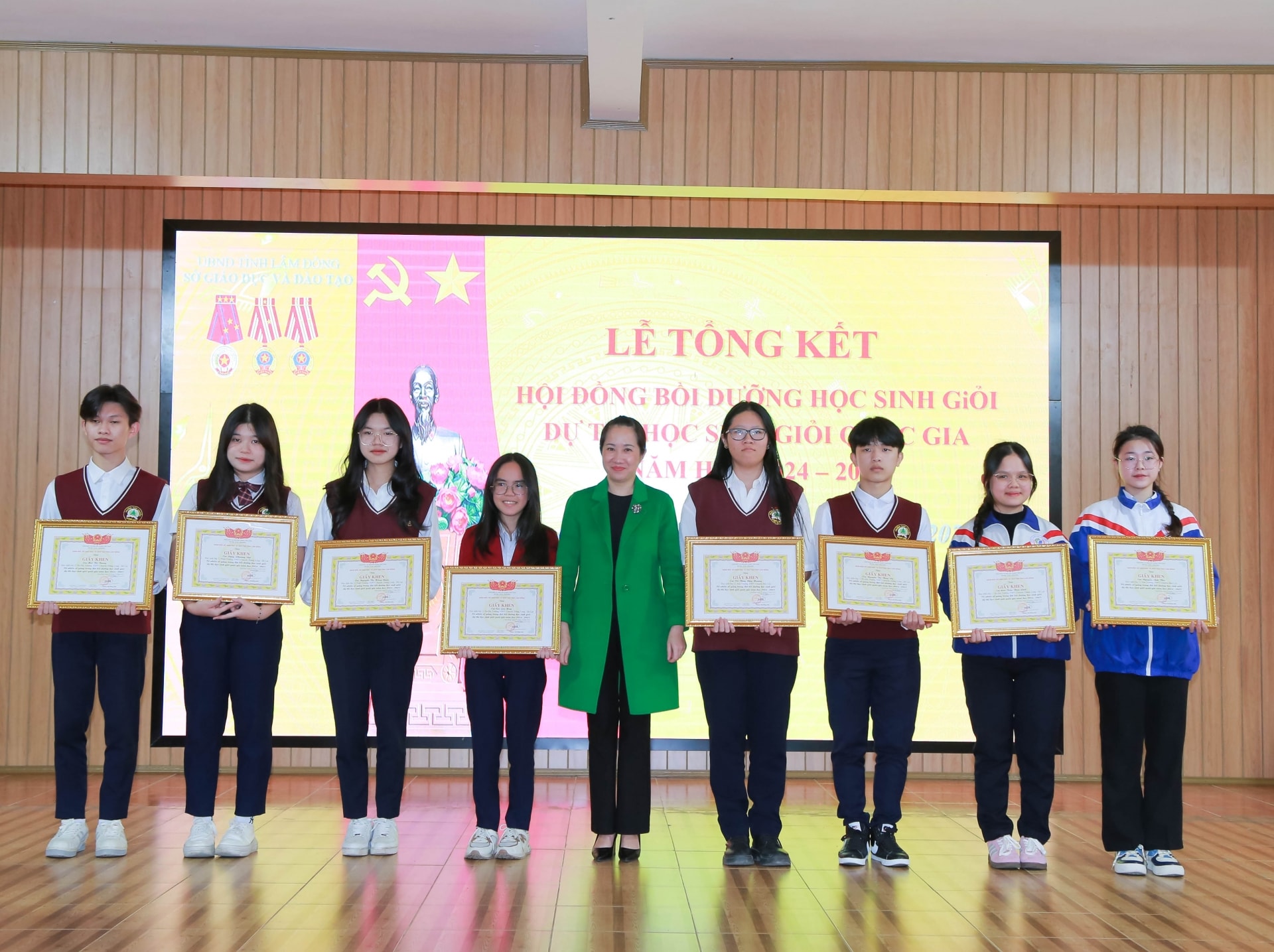 Bà Nguyễn Thị Thanh Mai - Phó Trưởng phòng TCHC trao Giấy khen cho học sinh Đội tuyển.