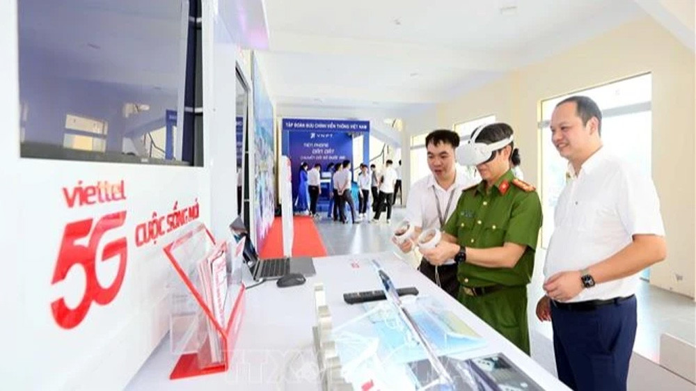 Đại biểu trải nghiệm không gian số của Viettel Sơn La