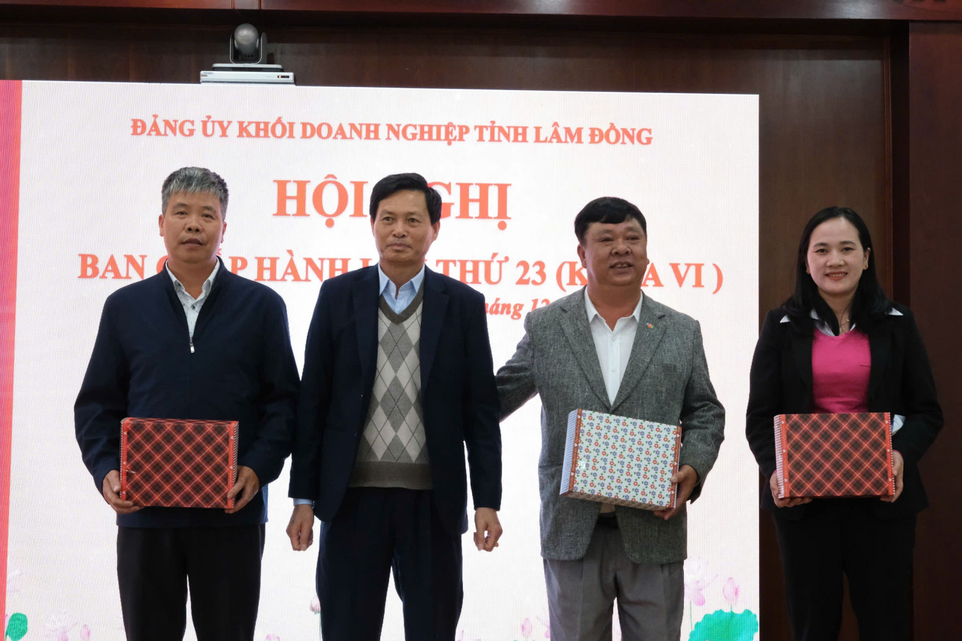 Tặng quà chia tay các đồng chí nghỉ hưu theo chế độ