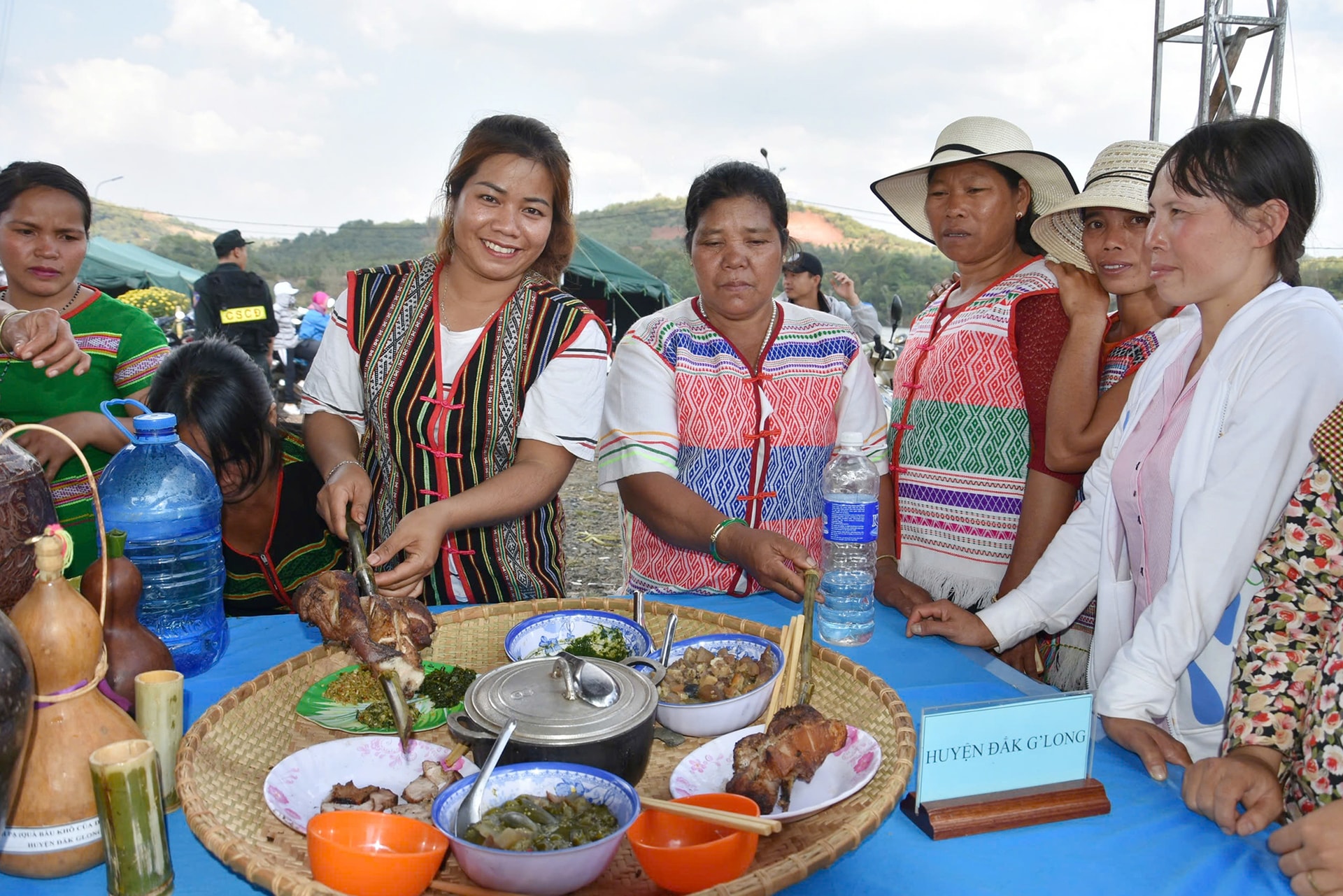 Thịt nướng, canh thụt… được đồng bào M’nông huyện Đắk Glong giới thiệu tại một lễ hội trên địa bàn