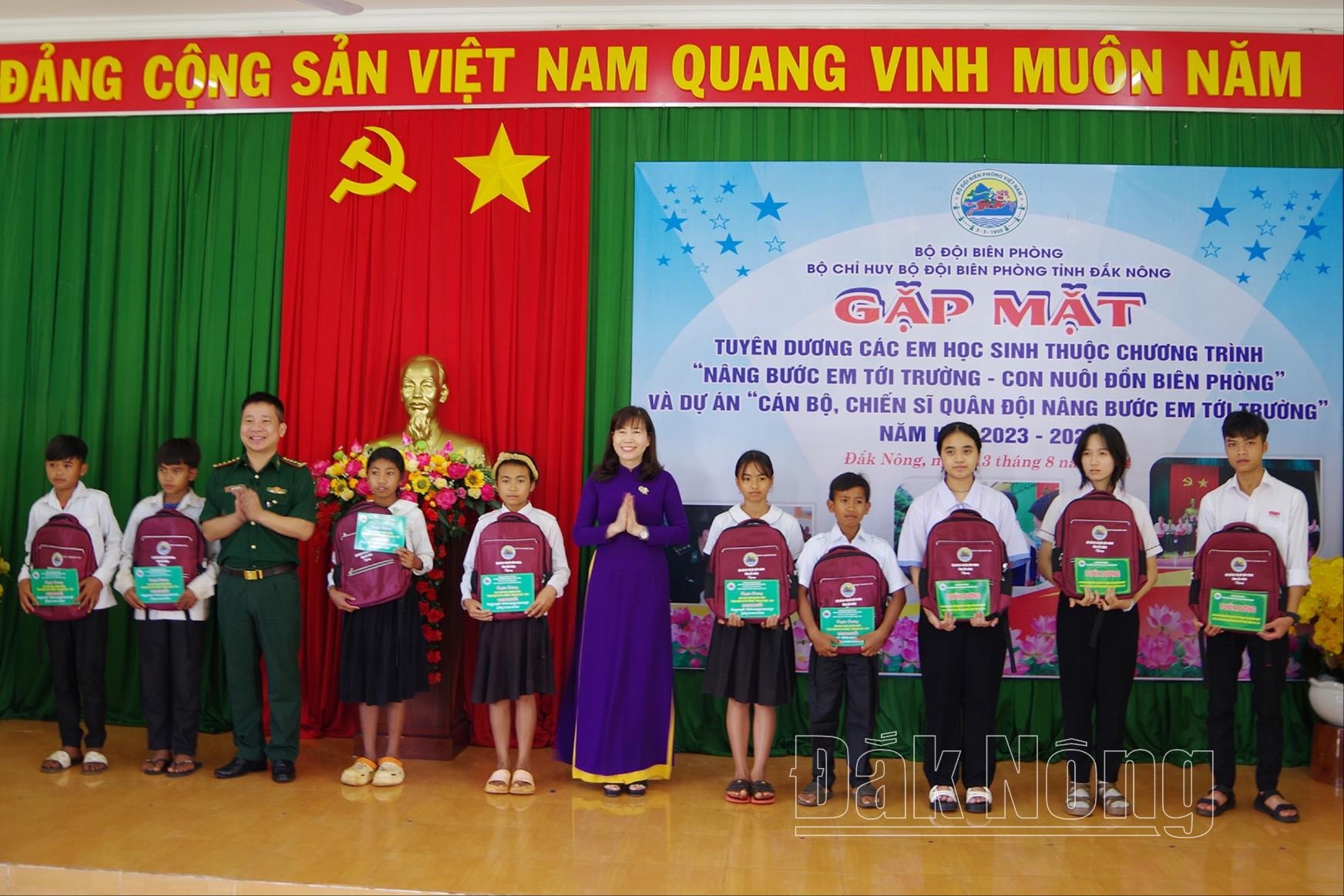 anh-8-dong-chi-ha-thi-hanh-va-dai-ta-nguyen-trung-kien-tang-qua-tuyen-duong-cac-em-hoc-sinh-campuchia-va-dak-nong(1).jpg