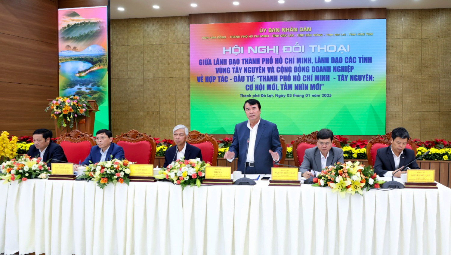 Lãnh đạo UBND TP Hồ Chí Minh và UBND các tỉnh Tây Nguyên điều hành Chương trình Toạ đàm
