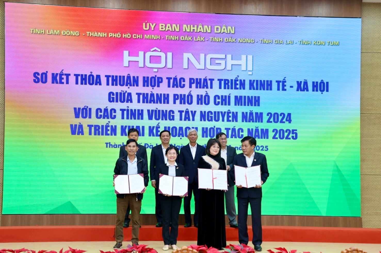 Bà Vương Thanh Liễu - Phó Chủ tịch UBND Quận 6 (Tp.HCM) và Ông Vương Văn Mười - Phó chủ tịch thường trực UBND huyện Tu Mơ Rông (tỉnh Kon Tum); Bà Nguyễn Thị Thu Hoa - Phó Chủ tịch UBND Quận 8 (TPHCM) và ông Nguyễn Văn Sơn (bìa phải) - Phó Chủ tịch Ủy ban nhân dân thành phố Đà Lạt (Lâm Đồng) trao bản ghi nhớ hợp tác
