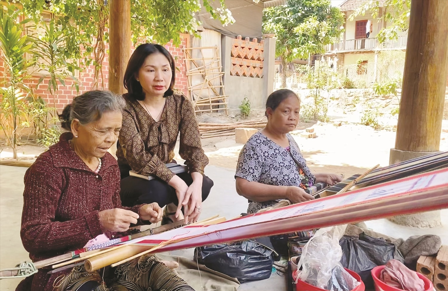  Nghệ nhân Y Yin (ngoài cùng bên trái) được xem là “báu vật sống” của làng Kon Kơ Tu.