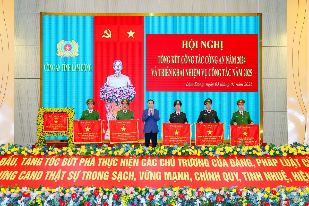 Thừa ủy nhiệm, lãnh đạo tỉnh Lâm Đồng trao Cờ thi đua của Bộ Công an tặng các đơn vị cấp phòng, huyện có thành tích xuất sắc trong phong trào thi đua 