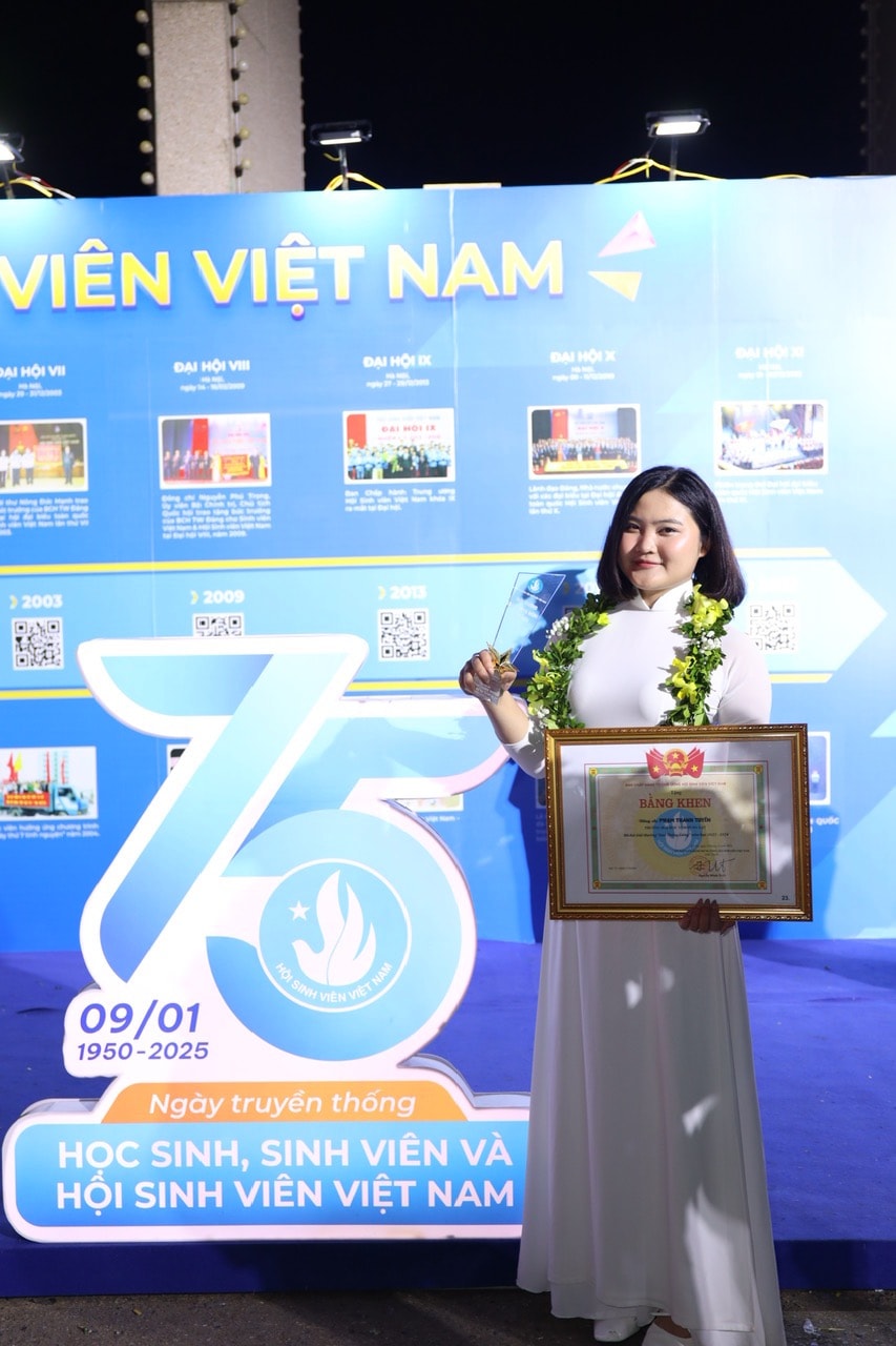 Sinh viên Phạm Thanh Tuyền nhận giải thưởng Sao Tháng Giêng năm 2024
