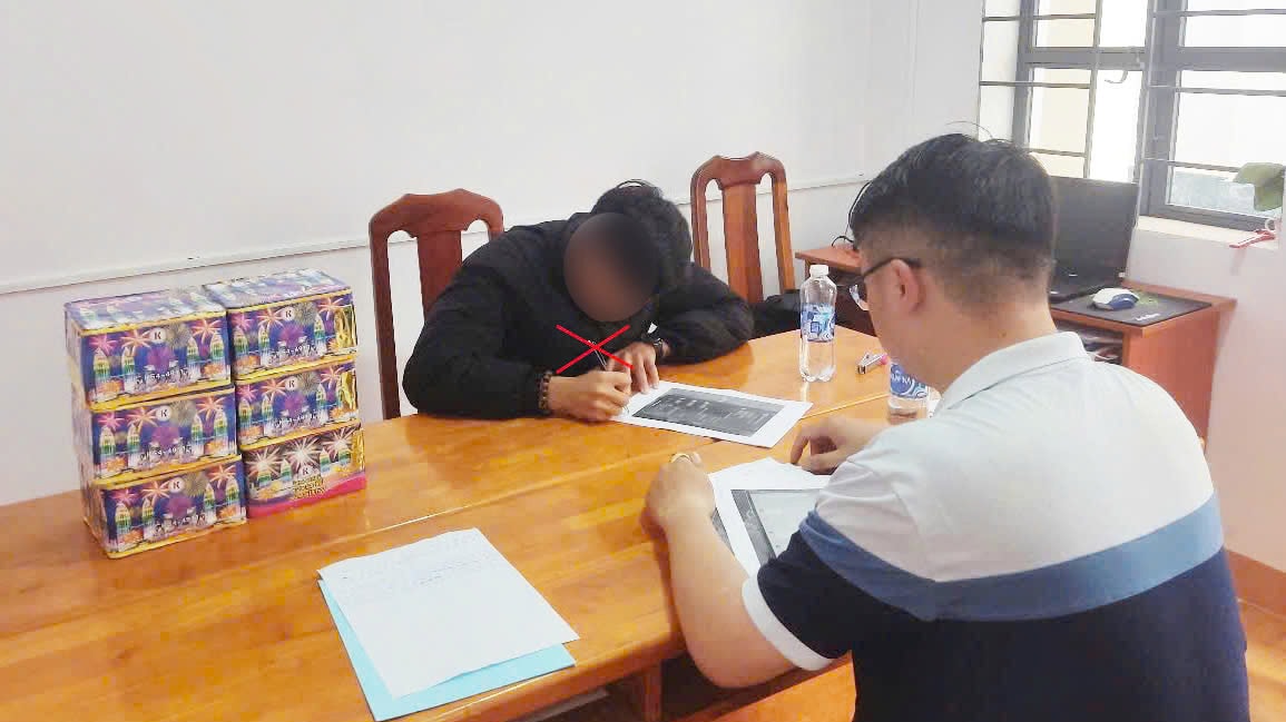 Cơ quan công an làm việc với cháu C.T.H. Ảnh: Phòng PA05