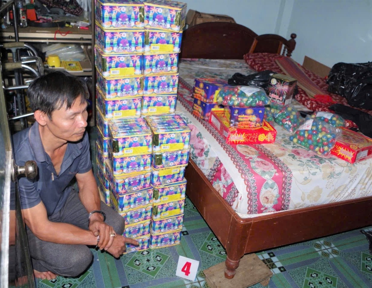 Trần Đình Lân bị bắt giữ để điều tra về hành vi Mua bán hàng cấm là pháo hoa nổ