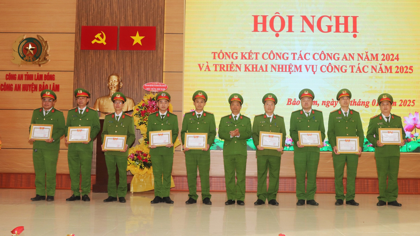 Các tập thể nhận danh hiệu “Đơn vị văn hóa, gương mẫu chấp hành Điều lệnh Công an Nhân dân”
