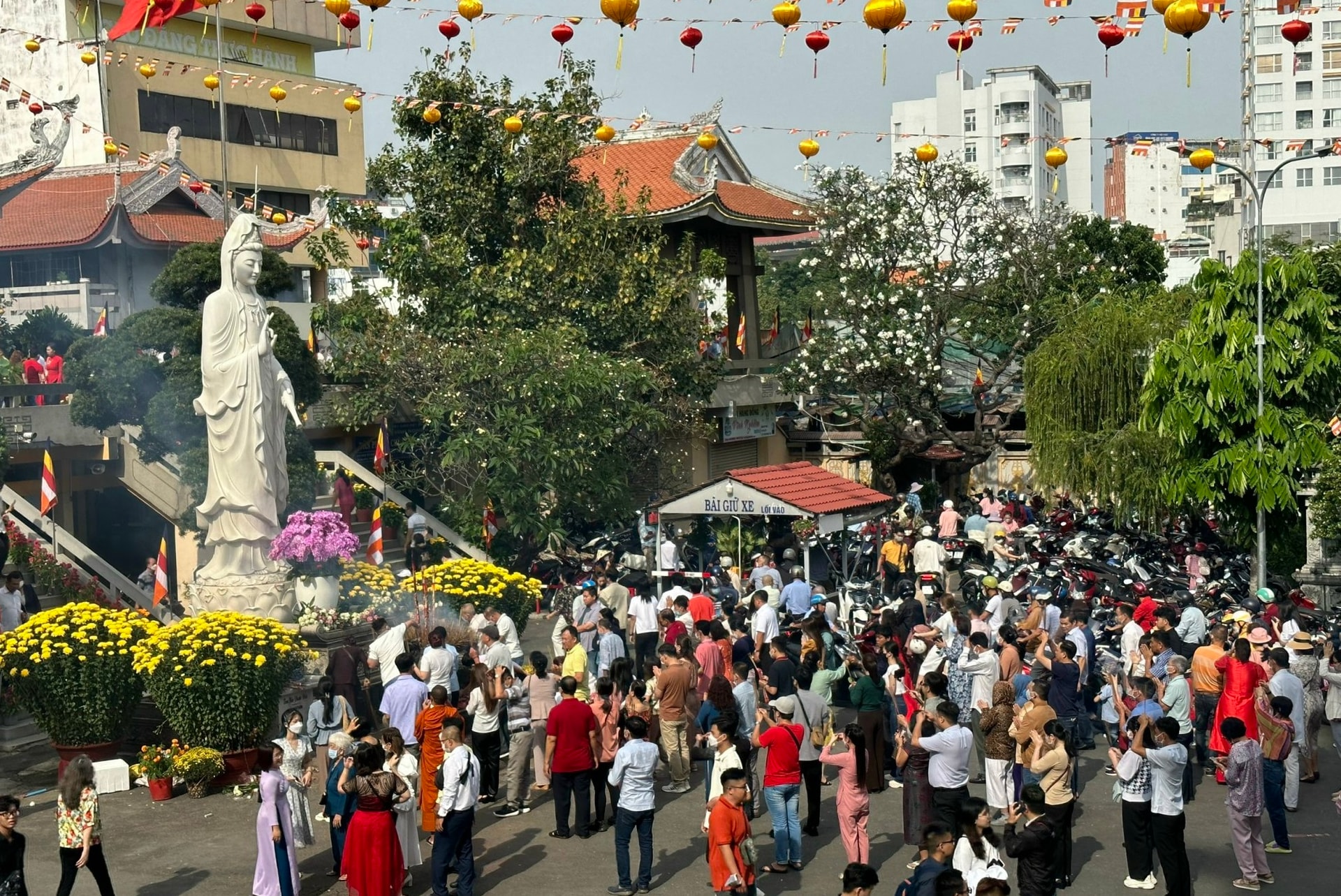 Người dân TP Hồ Chí Minh đi chùa cầu bình ngày Mùng 1 Tết | baotintuc.vn