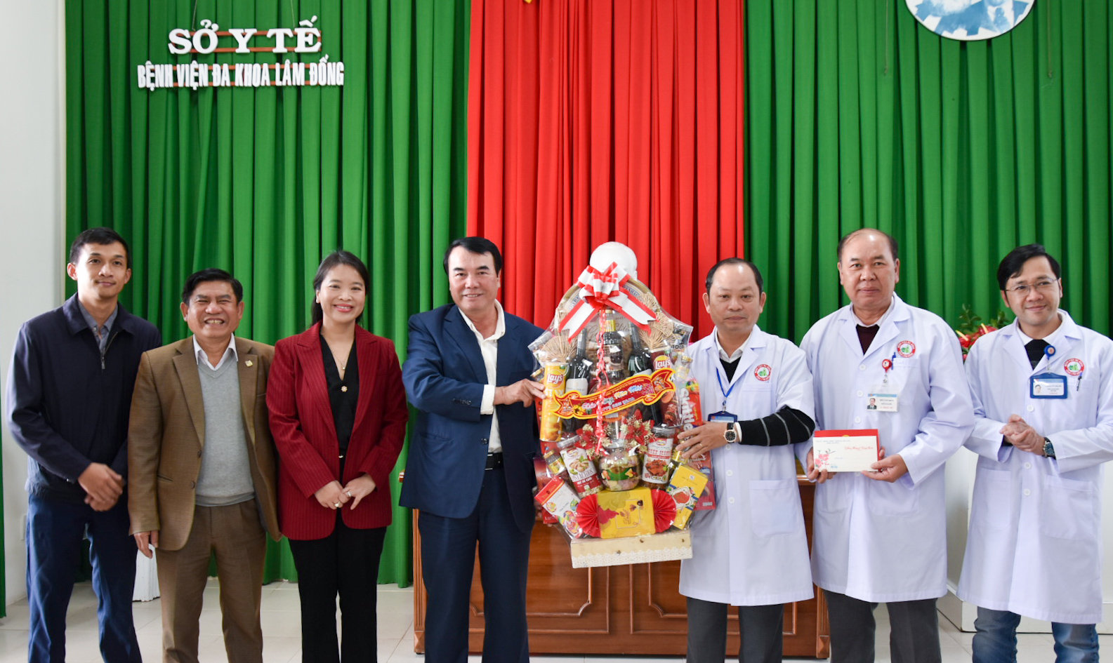 Đoàn thăm, tặng quà Tết cho Bệnh viện Đa khoa tỉnh