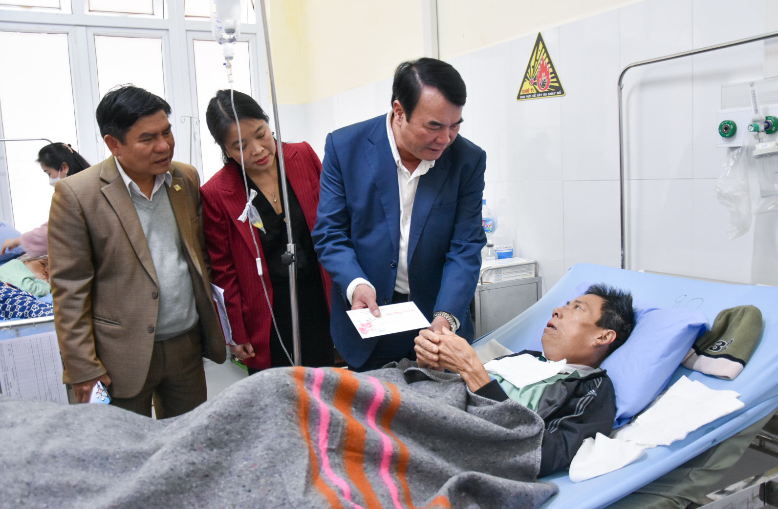 Đoàn thăm, tặng quà Tết cho bệnh nhân có hoàn cảnh khó khăn đang điều trị tại Bệnh viện Đa khoa tỉnh