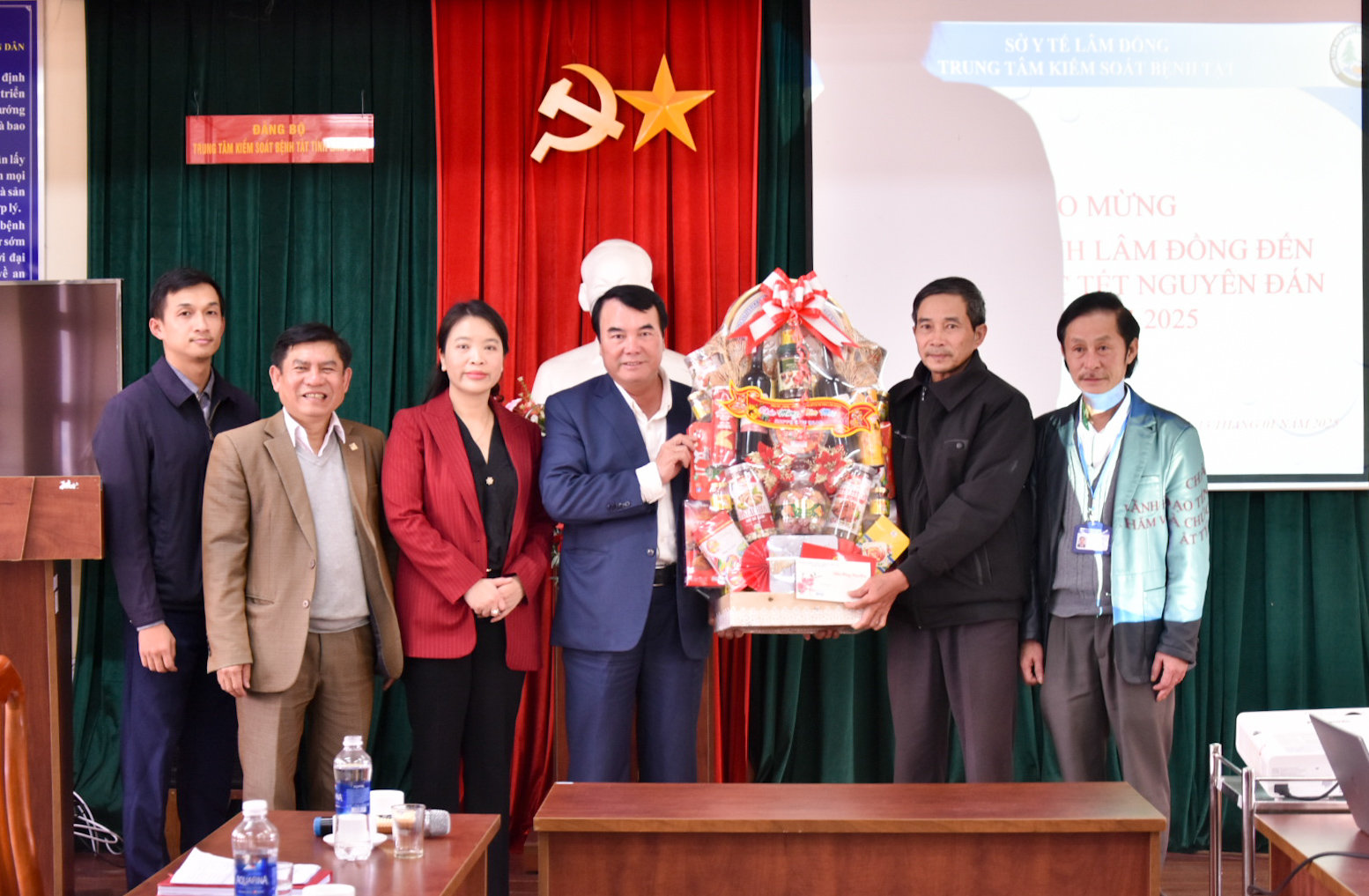 Đoàn thăm, tặng quà Tết cho Trung tâm Kiểm soát bệnh tật tỉnh