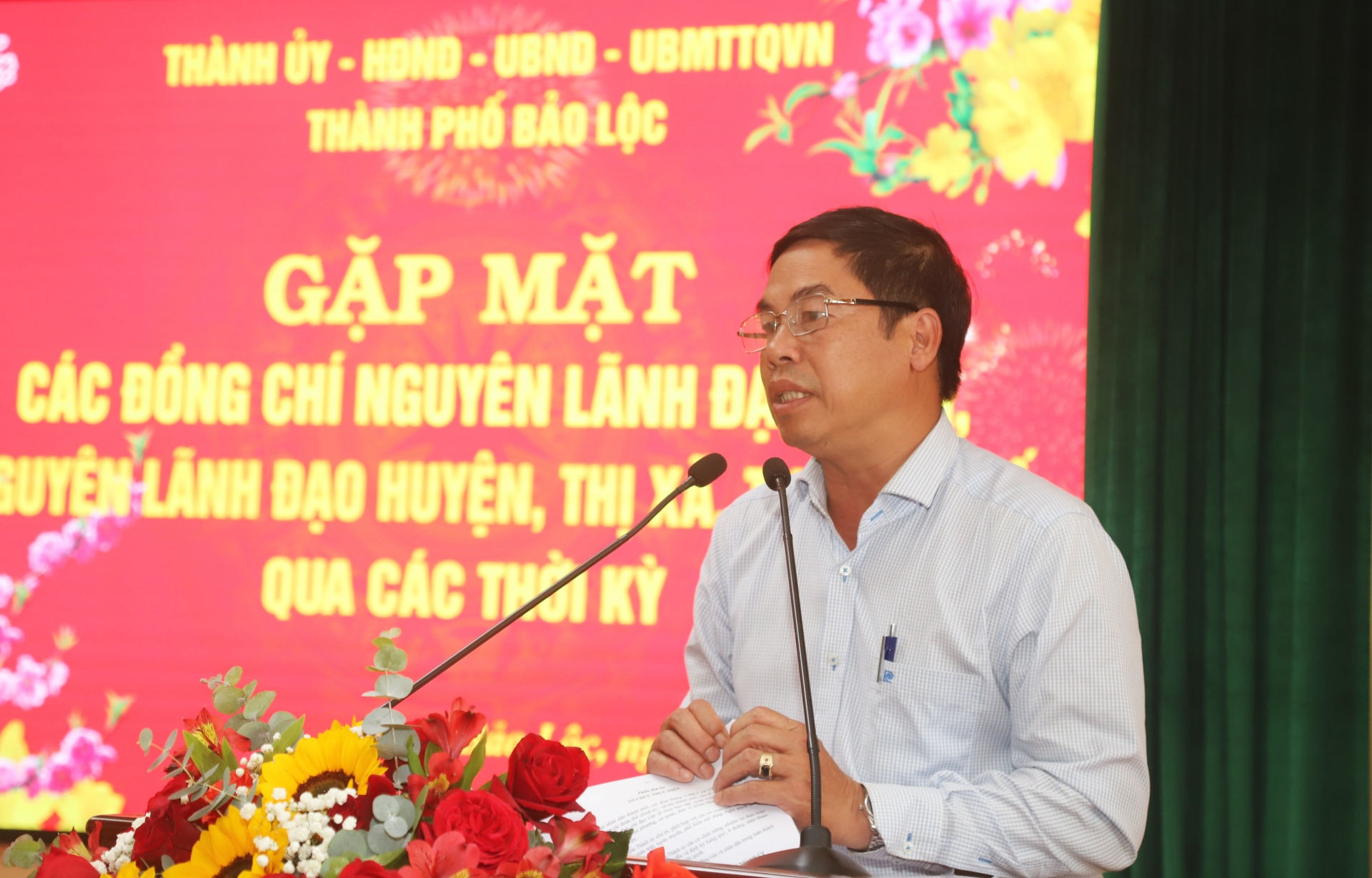 Đồng chí Nghiêm Xuân Đức - Phó Bí thư Thường trực Thành ủy, Chủ tịch HĐND TP Bảo Lộc báo cáo kết quả thực hiện nhiệm vụ chính trị của địa phương tại buổi gặp mặt