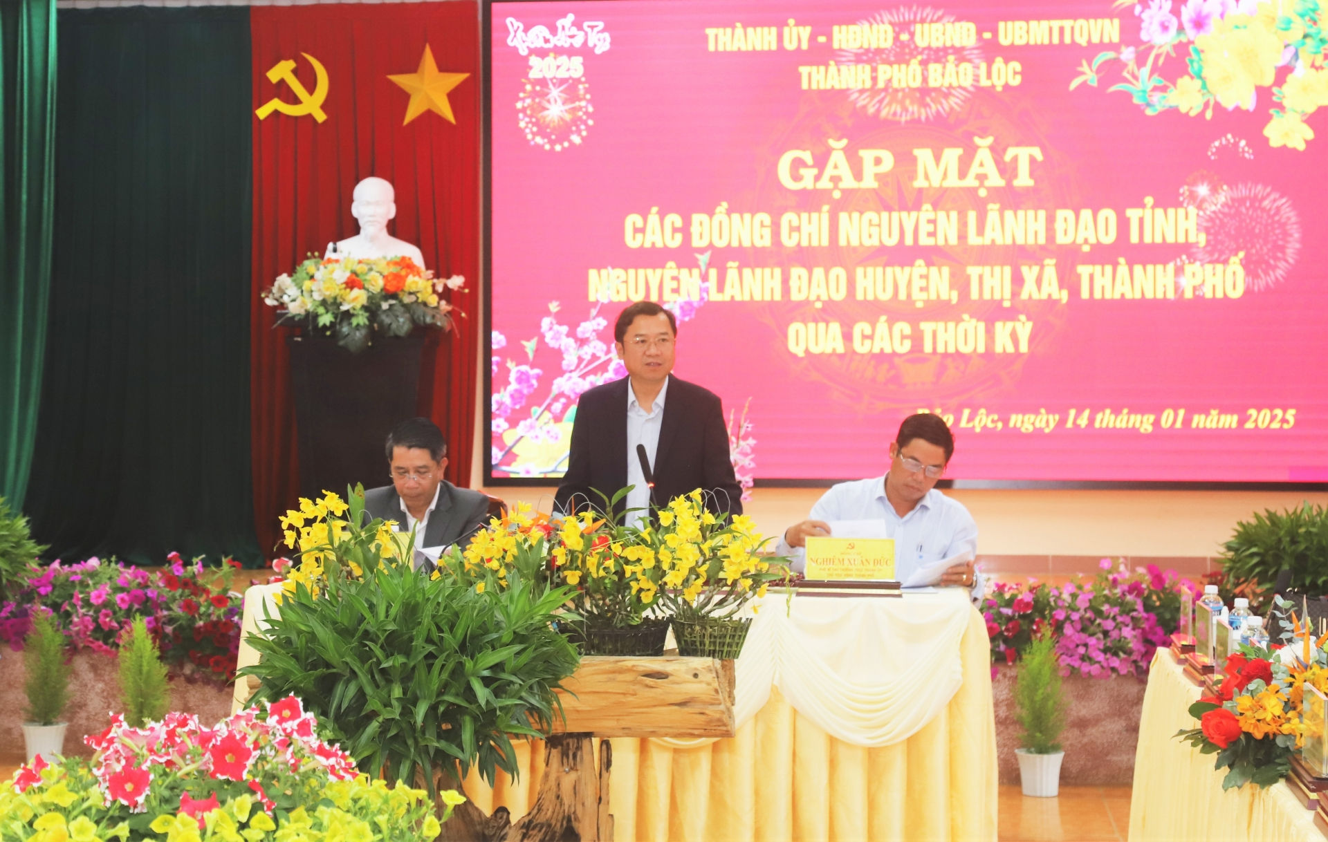Bí thư Thành ủy Bảo Lộc Tôn Thiện Đồng tiếp thu các ý kiến góp ý và và gửi lời chúc mừng năm mới tới các đồng chí nguyên lãnh đạo cùng gia đình