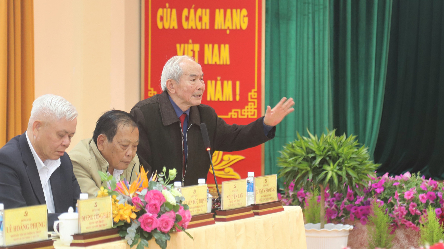 Đồng chí Nguyễn Hoài Bảo - Nguyên Bí thư Tỉnh ủy Lâm Đồng trao đổi, đóng góp nhiều ý kiến tâm huyết tại buổi gặp mặt