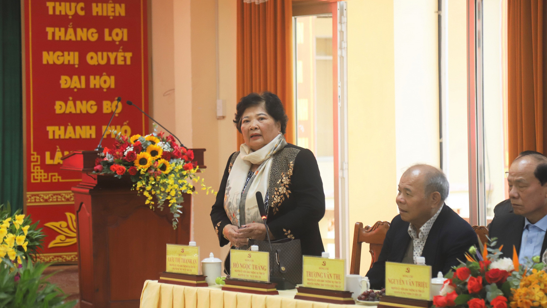 Đồng chí Lưu Thị Thanh An - Nguyên Bí thư Thị ủy Bảo Lộc góp ý, trao đổi tại buổi gặp mặt