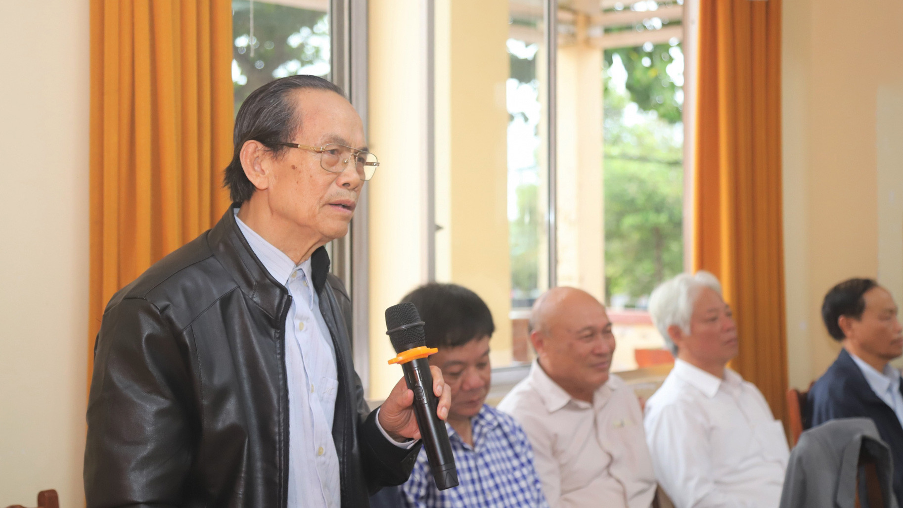 Đồng chí Mai Văn Sự - Nguyên Trưởng Công an TP Bảo Lộc đóng góp ý kiến tại buổi gặp mặt