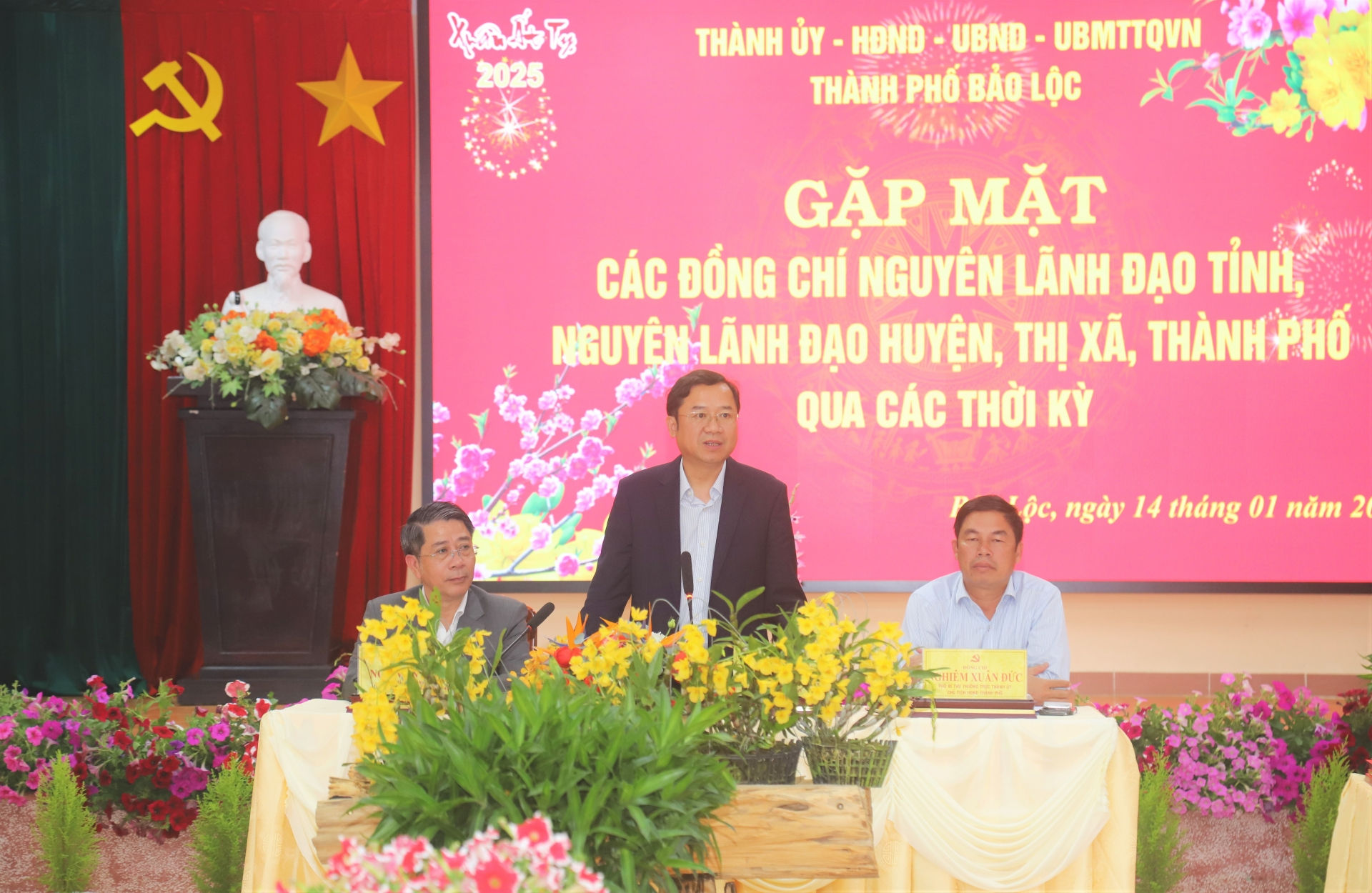 Đồng chí Tôn Thiện Đồng - Ủy viên Ban Thường vụ Tỉnh ủy, Bí thư Thành ủy Bảo Lộc phát biểu tại buổi gặp mặt