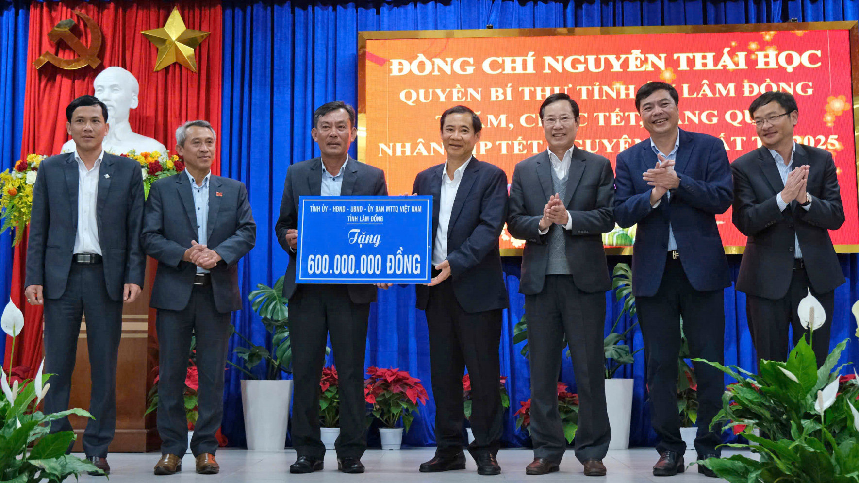 Trao công trình trị giá 600 triệu đồng cho Đảng bộ, chính quyền và Nhân dân Phường 11