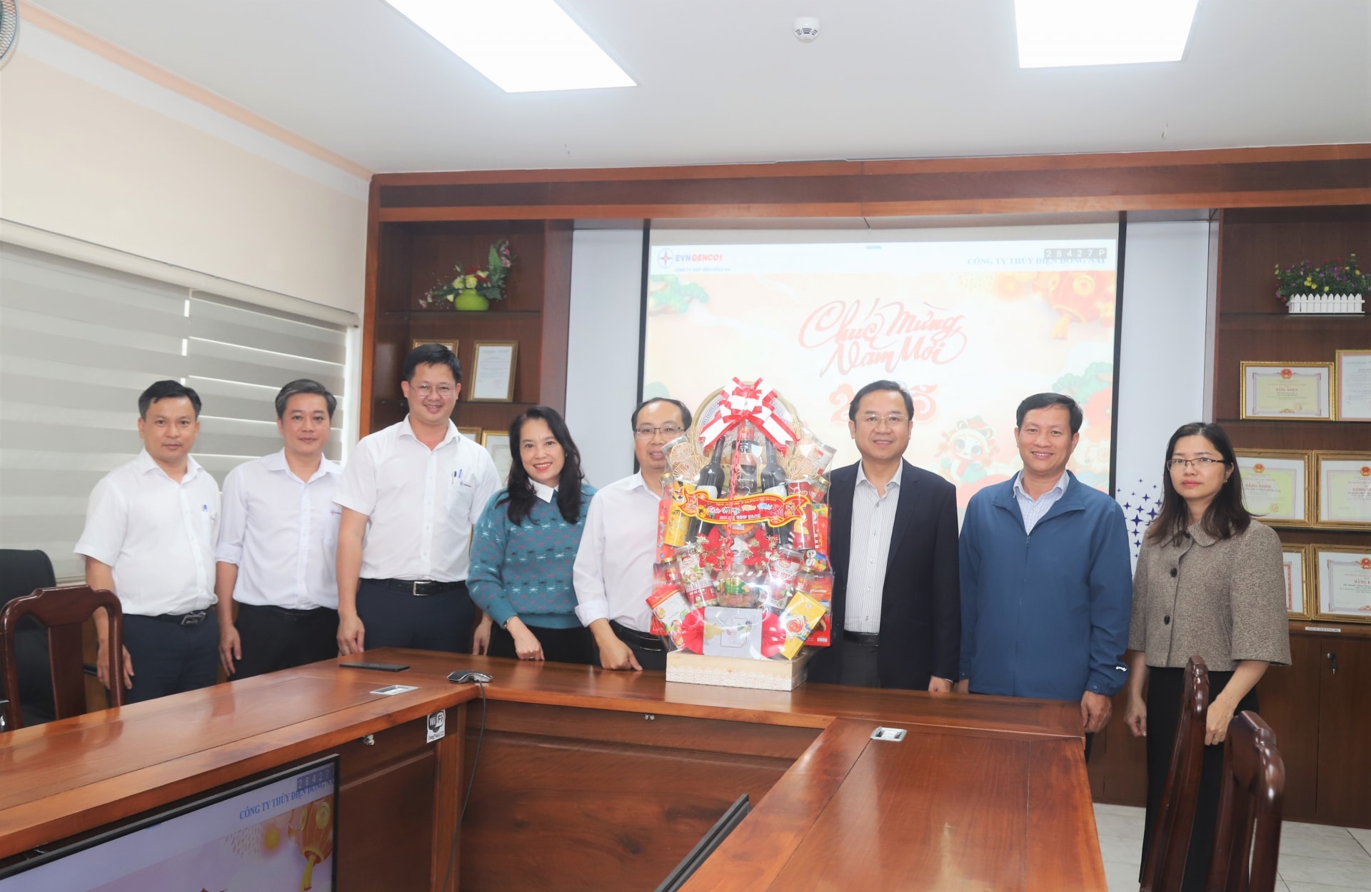 Thay mặt lãnh đạo tỉnh, đồng chí Tôn Thiện Đồng - Bí thư Thành ủy Bảo Lộc thăm, tặng quà chúc Tết Công ty Thủy điện Đồng Nai
