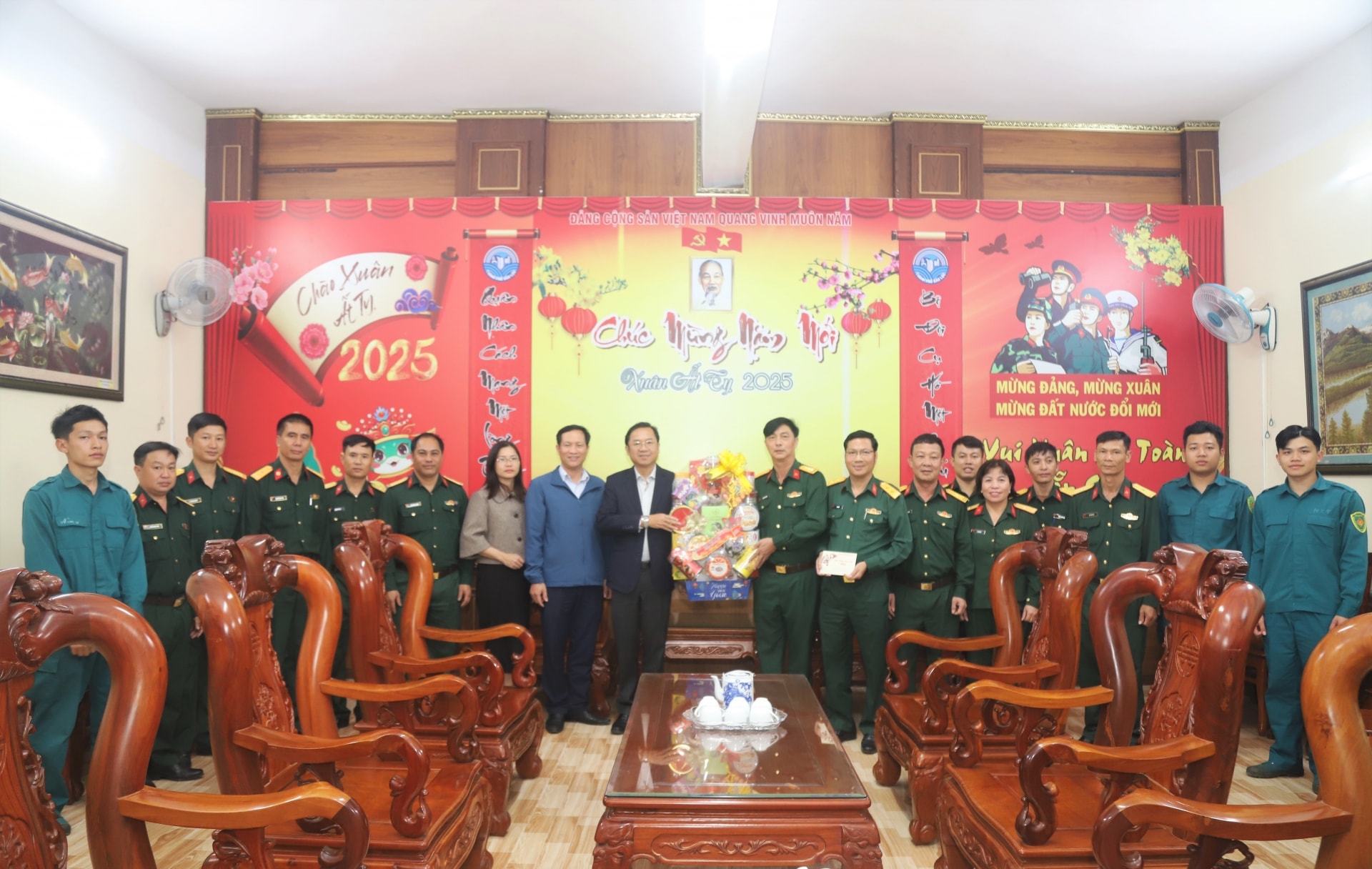 Đồng chí Tôn Thiện Đồng trao tặng quà và 10 triệu đồng động viên cán bộ, chiến sĩ Ban Chỉ huy Quân sự TP Bảo Lộc làm nhiệm vụ trực Tết