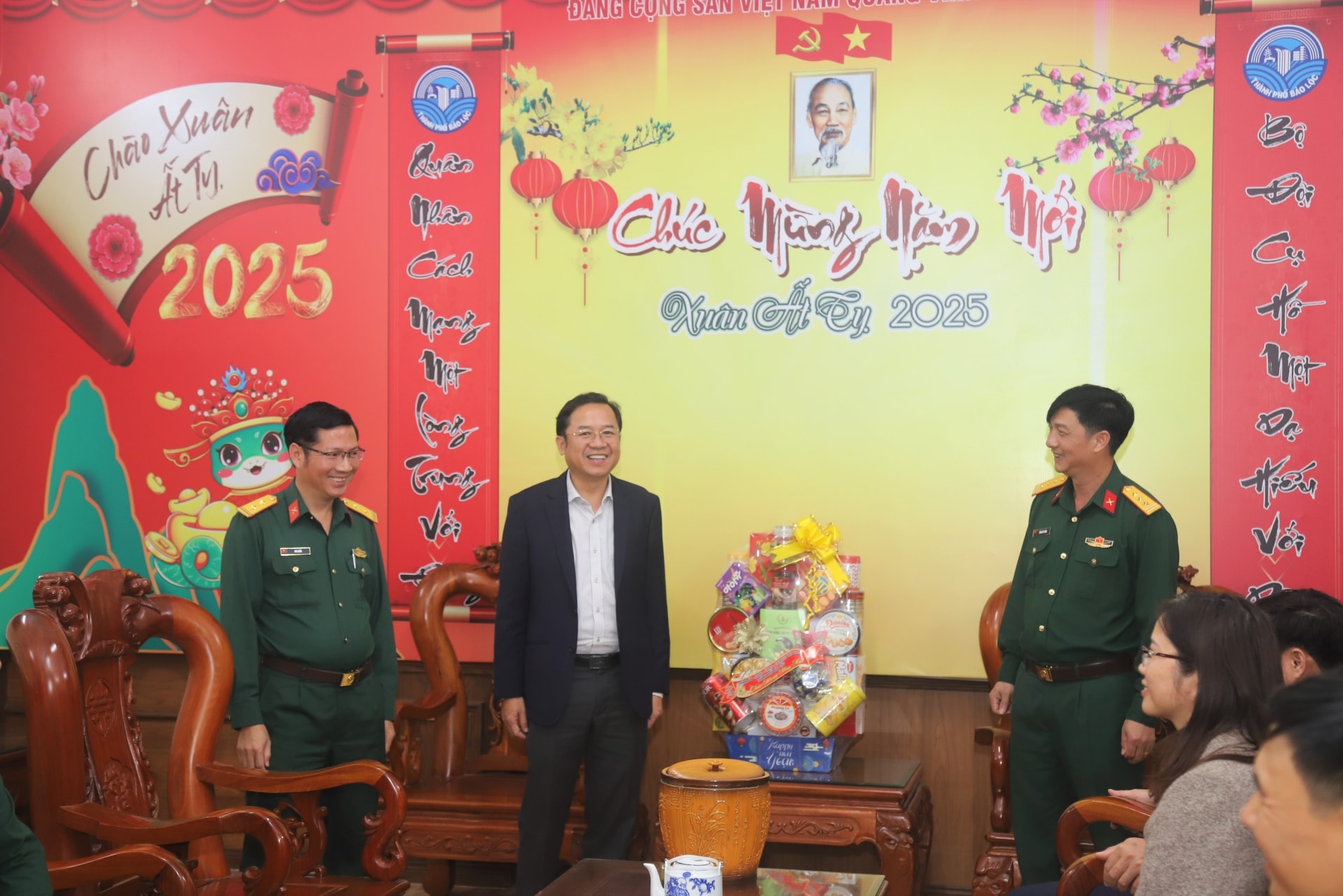 Đồng chí Tôn Thiện Đồng thăm, chúc Tết cán bộ, chiến sĩ Ban Chỉ huy Quân sự TP Bảo Lộc