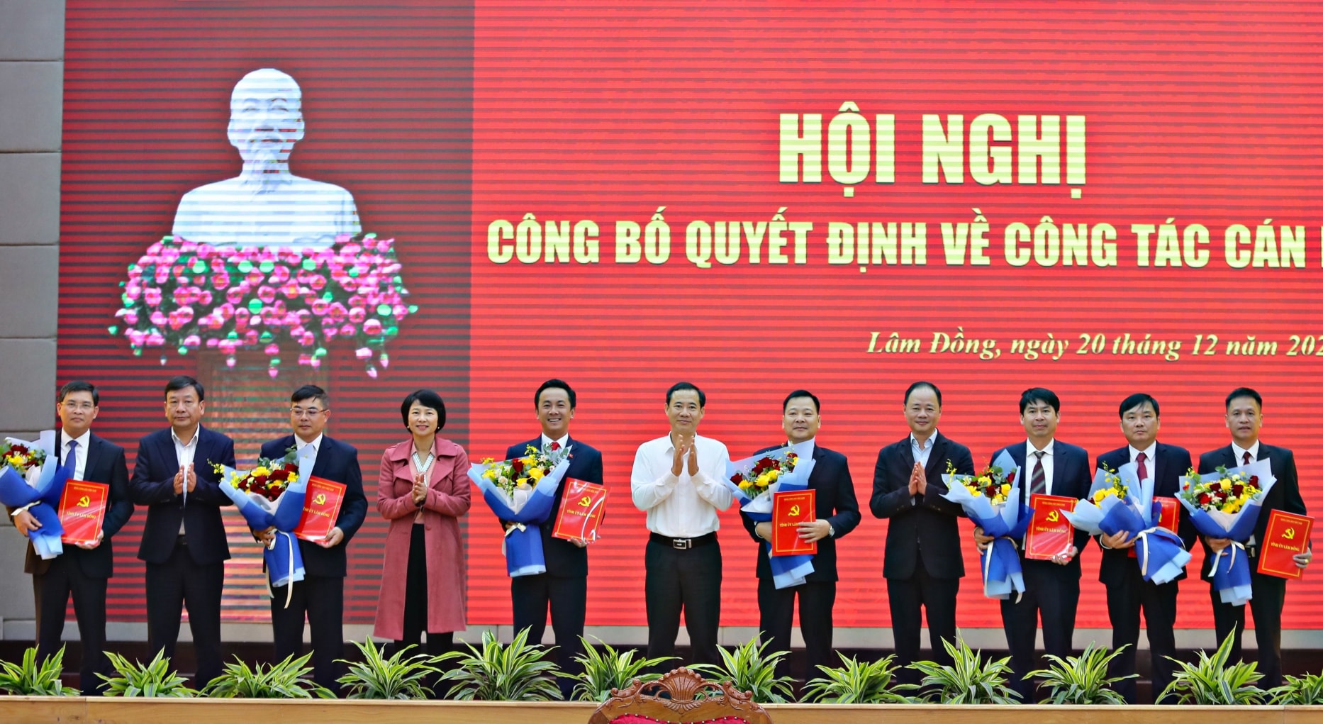 Lãnh đạo Tỉnh ủy, HĐND, UBND tỉnh trao các quyết định bổ nhiệm, điều động 7 cán bộ. Ảnh: Chính Thành