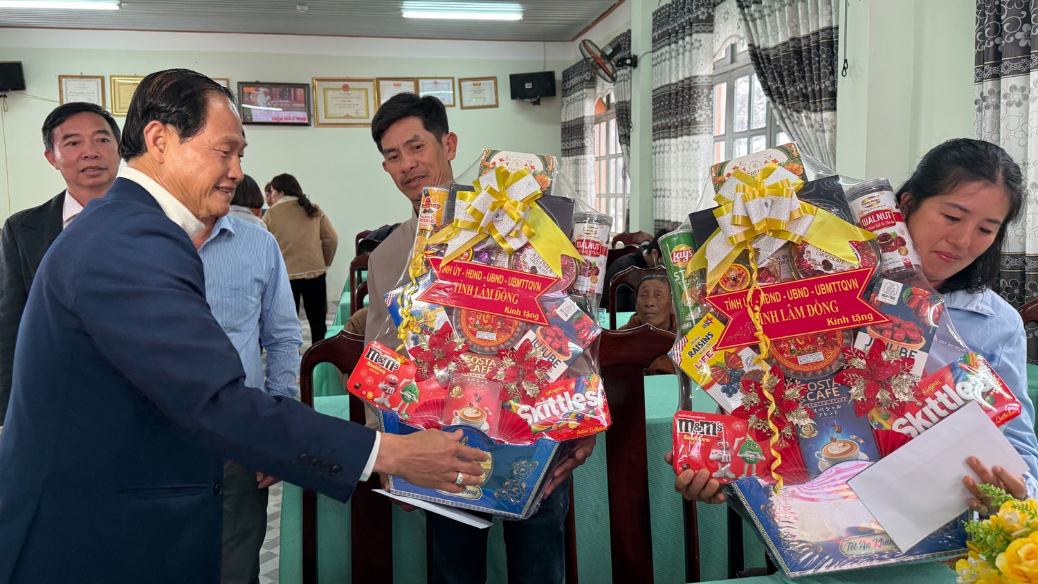 Đồng chí Nguyễn Trọng Ánh Đông - Ủy viên Ban Thường vụ, Trưởng Ban Tổ chức Tỉnh ủy tặng quà cho 2 gia đình chính sách tiêu biểu