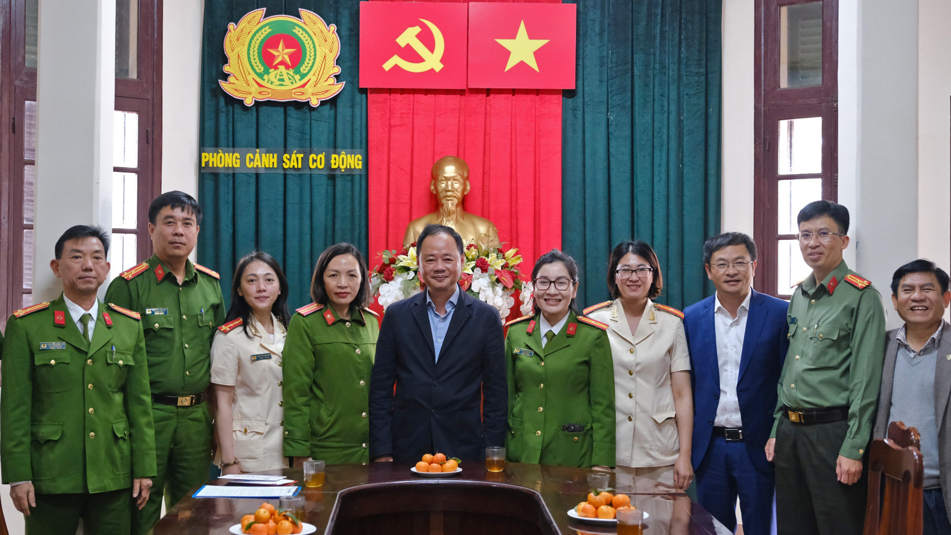 Đồng chí Trần Hồng Thái và thành viên đoàn công tác chụp hình lưu niệm với cán bộ, chiến sỹ Phòng Cảnh sát Cơ động