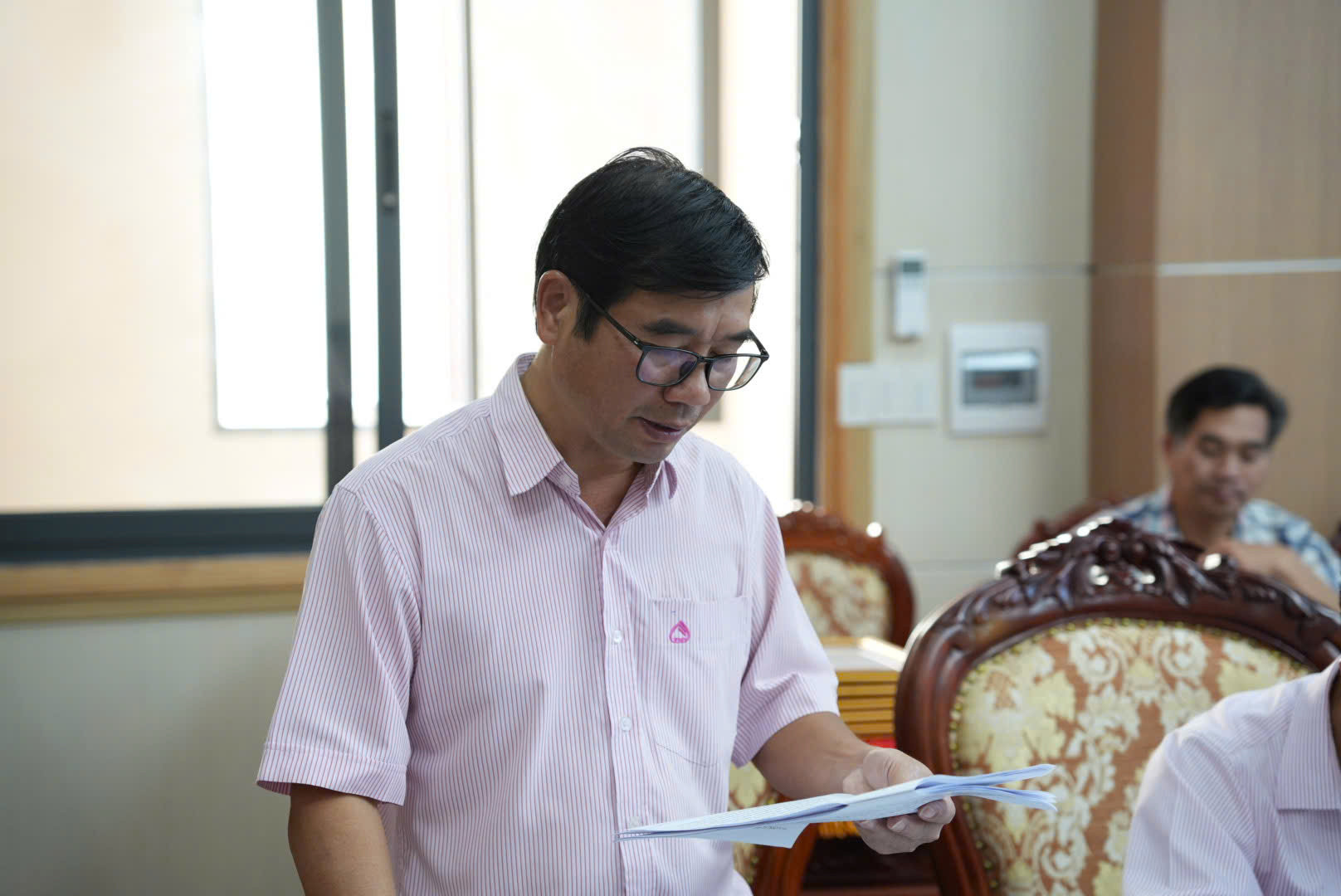 Đại diện Ngân hàng Chính sách xã hội huyện Di Linh trình bày báo cáo tại hội nghị