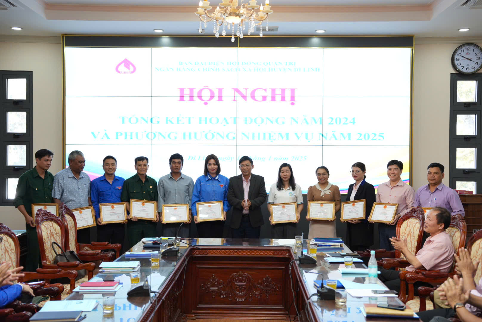 UBND huyện Di Linh tặng Giấy khen cho các tập thể và cá nhân đạt thành tích xuất sắc trong năm 2024