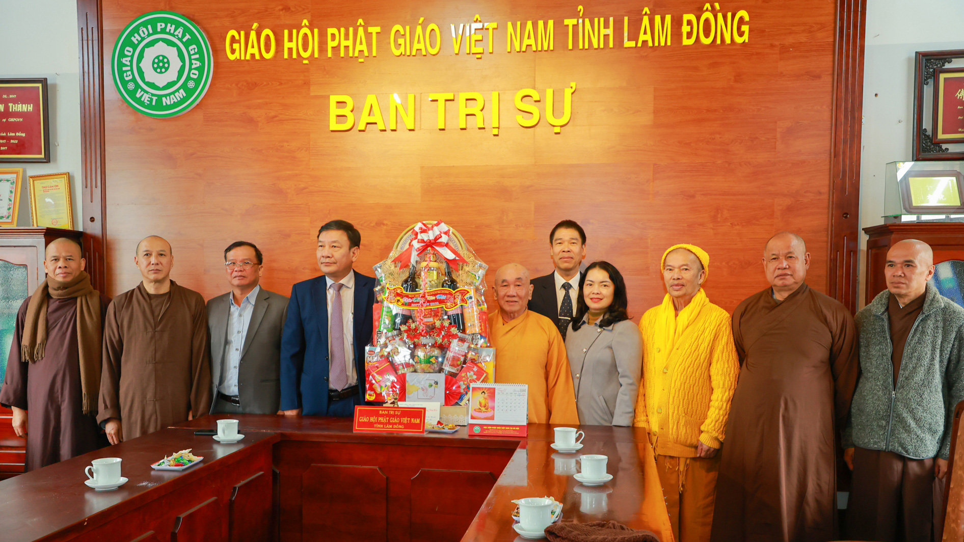 Đoàn công tác của Tỉnh uỷ tặng quà và chụp hình lưu niệm với Ban Trị sự Giáo hội Phật giáo Việt Nam tỉnh Lâm Đồng