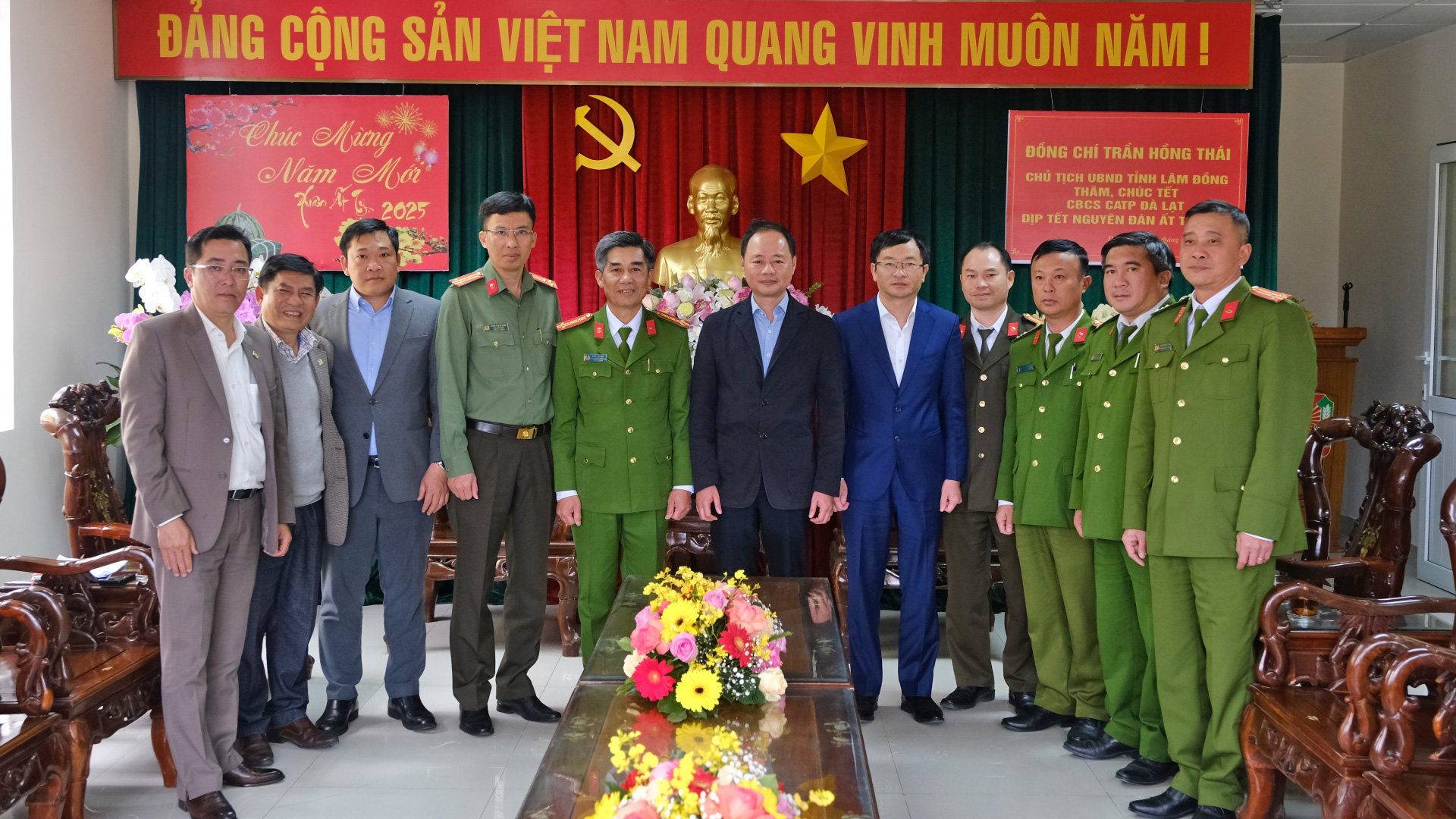Lãnh đạo Công an TP Đà Lạt chụp ảnh cùng Chủ tịch UBND tỉnh và các thành viên đoàn công tác