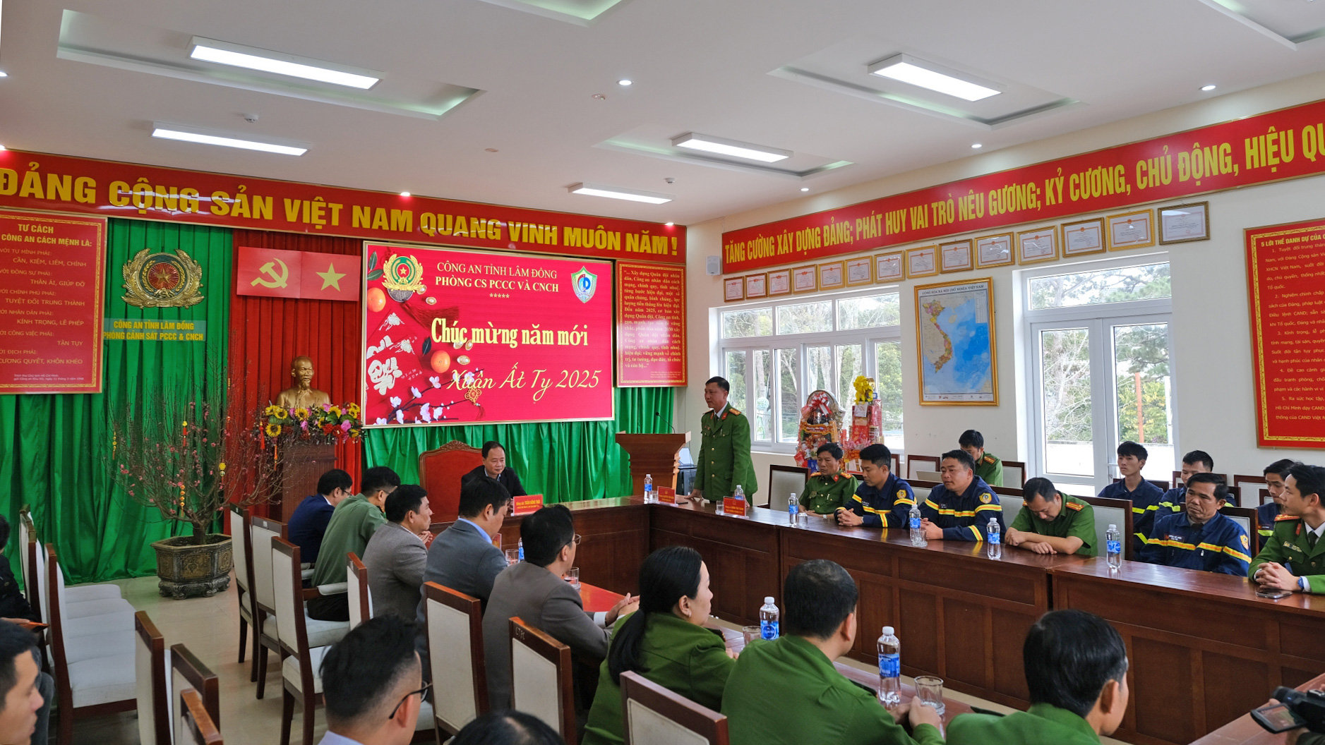 Lãnh đạo Phòng Cảnh sát phòng cháy, chữa cháy và cứu nạn, cứu hộ, Công an tỉnh Lâm Đồng gởi lời cảm ơn đến đoàn công tác và Chủ tịch UBND tỉnh đã quan tâm, động viên lực lượng khi Tết đến Xuân về