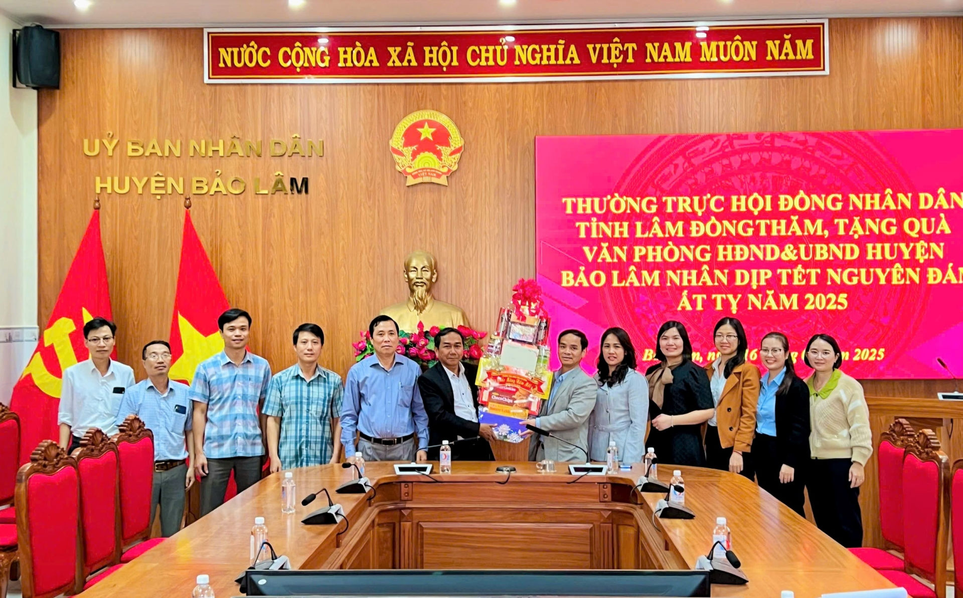 Đồng chí Đa Cát Vinh - Phó Chủ tịch HĐND tỉnh Lâm Đồng thăm, chúc Tết Văn phòng HĐND - UBND huyện Bảo Lâm