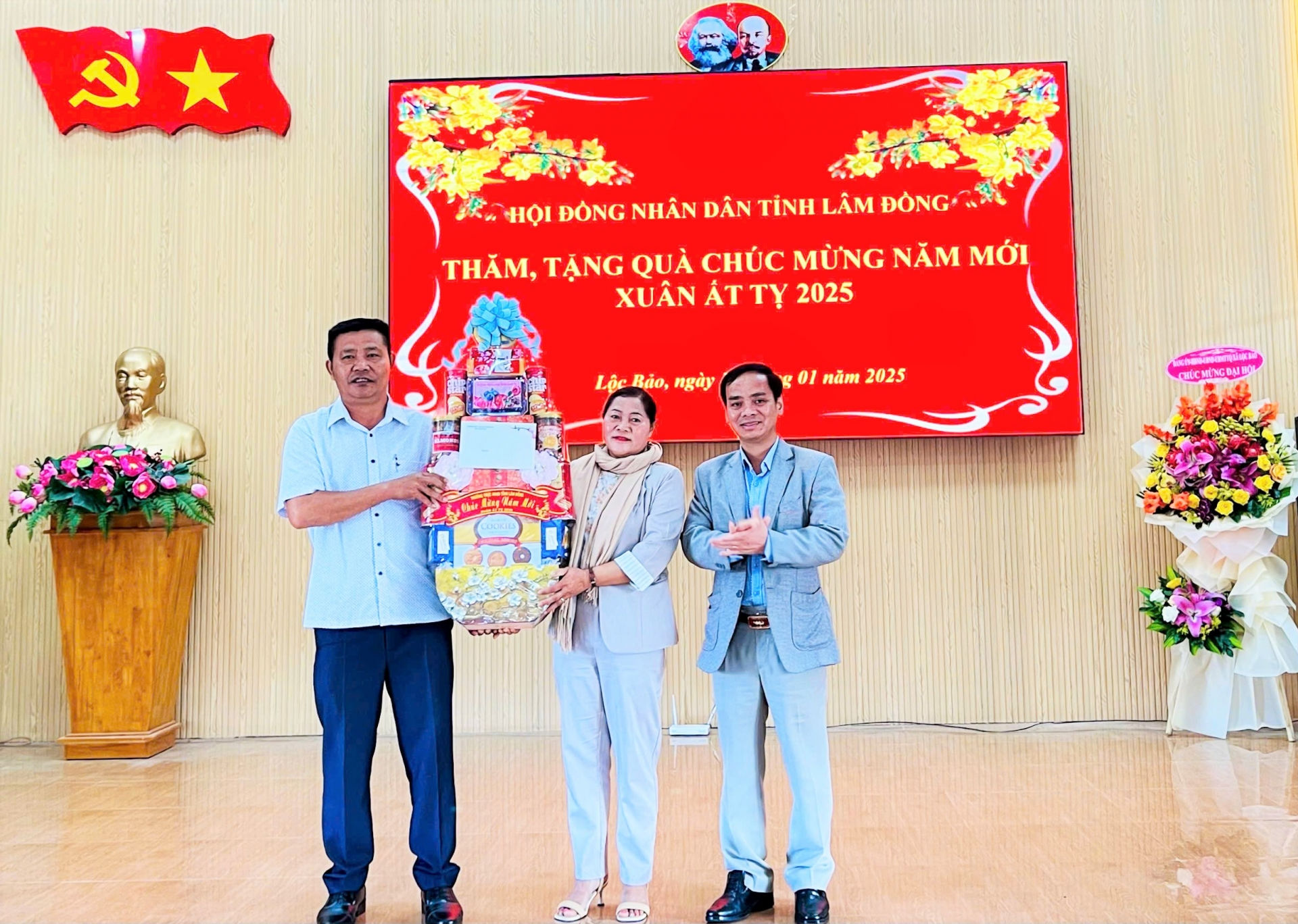 Đồng chí Đa Cát Vinh - Phó Chủ tịch HĐND tỉnh tặng quà chúc mừng năm mới Đảng bộ, chính quyền xã Lộc Bảo