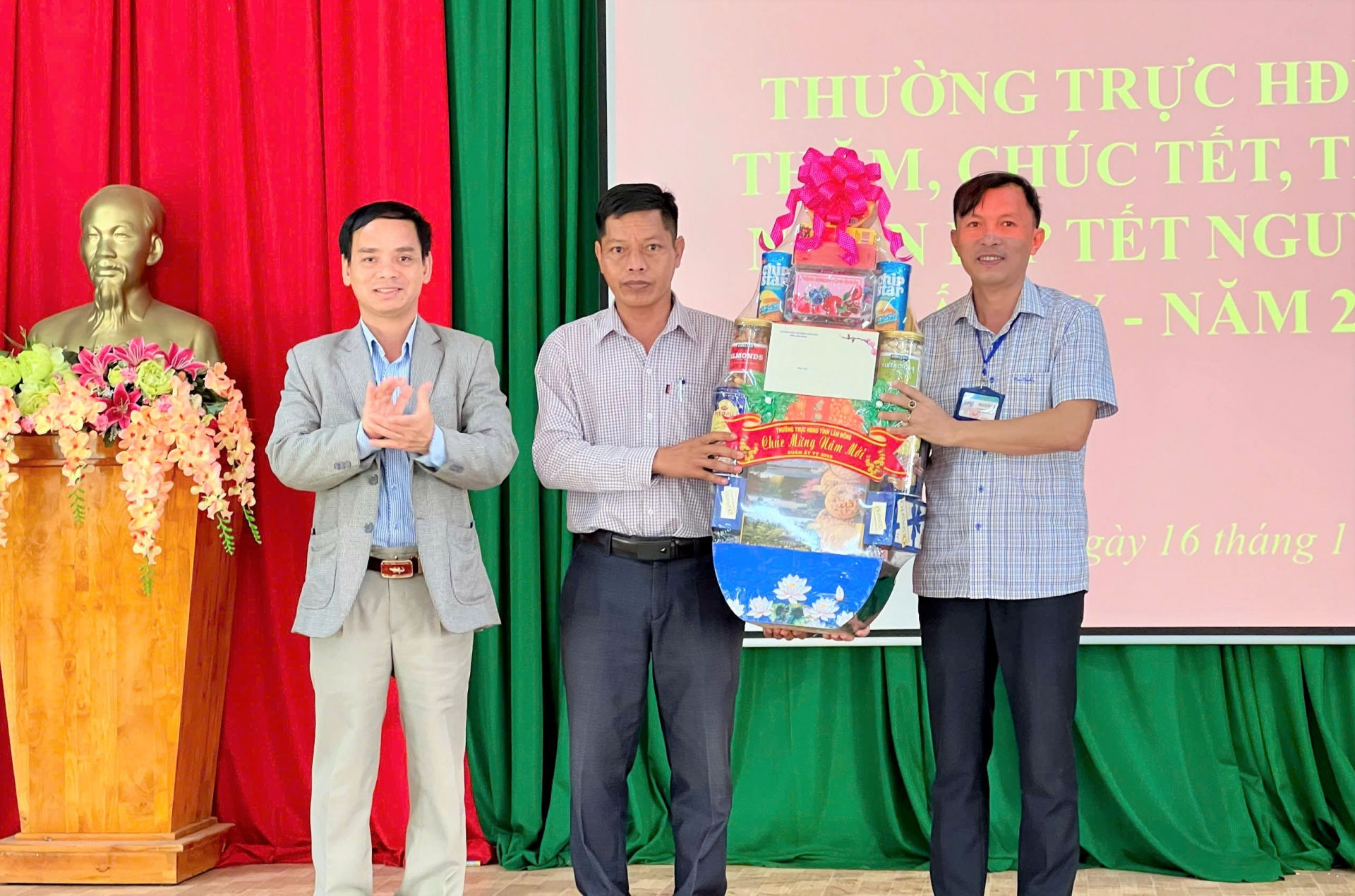 Đồng chí Đa Cát Vinh - Phó Chủ tịch HĐND tỉnh tặng quà chúc mừng năm mới Đảng bộ, chính quyền xã Lộc Bắc