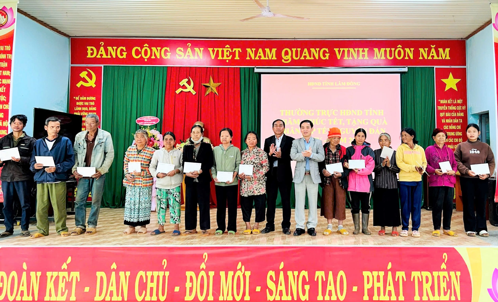 Đồng chí Đa Cát Vinh - Phó Chủ tịch HĐND tỉnh và đồng chí KLình - Phó Bí thư Thường trực Huyện ủy Bảo Lâm tặng quà Tết cho gia đình chính sách, hộ nghèo tại 2 xã Lộc Bảo và Lộc Bắc