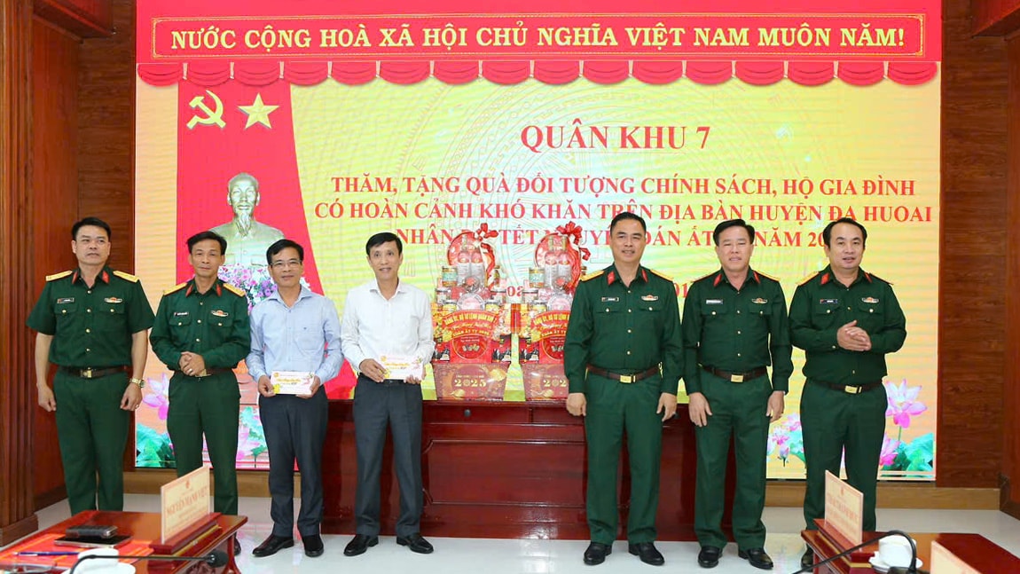Đoàn công tác của Bộ Tư lệnh Quân khu 7 tặng quà, chúc Tết lãnh đạo huyện Đạ Huoai